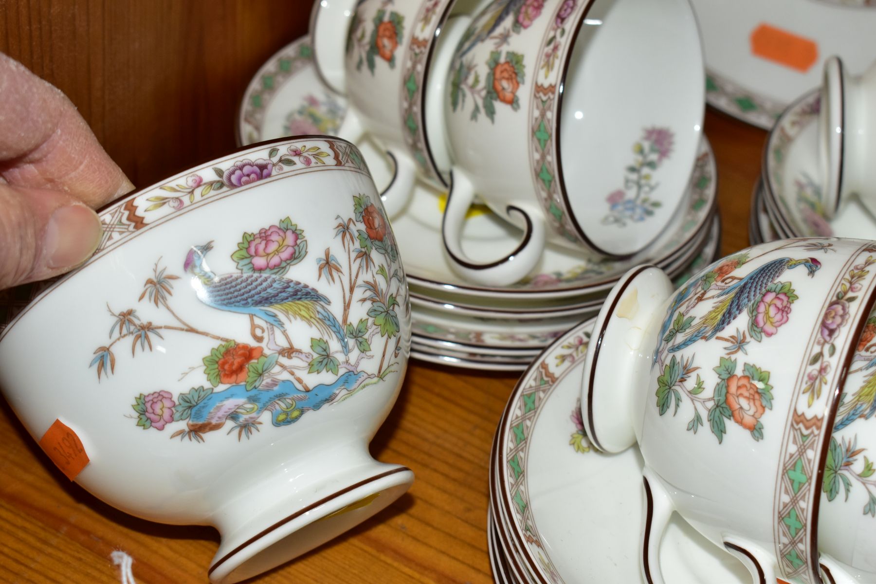 A WEDWOOD 'KUTANI CRANE' PATTERN TWENTY ONE PIECE TEA SET, comprising a milk jug, a sugar bowl, a - Image 6 of 7