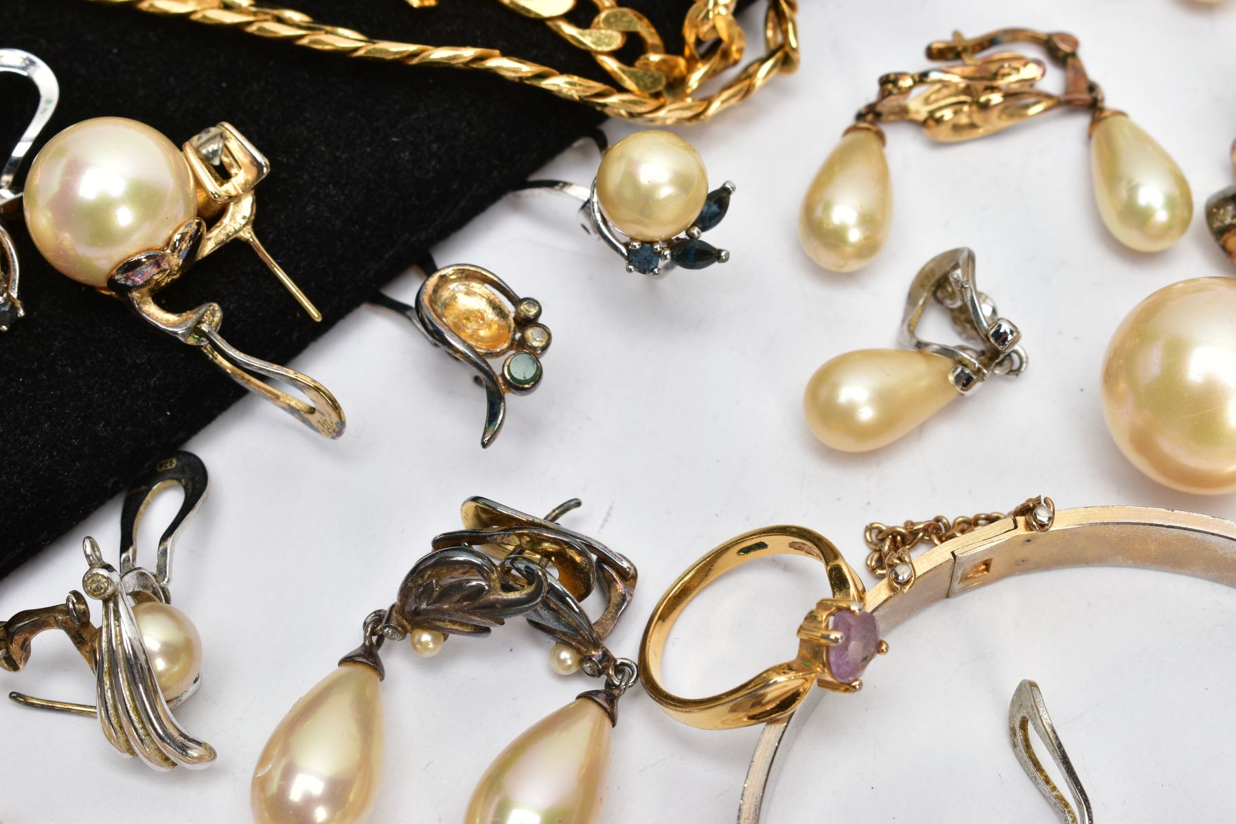 A BAG OF ASSORTED COSTUME JEWELLERY, to include an imitation pearl necklace fitted with a white - Image 6 of 6