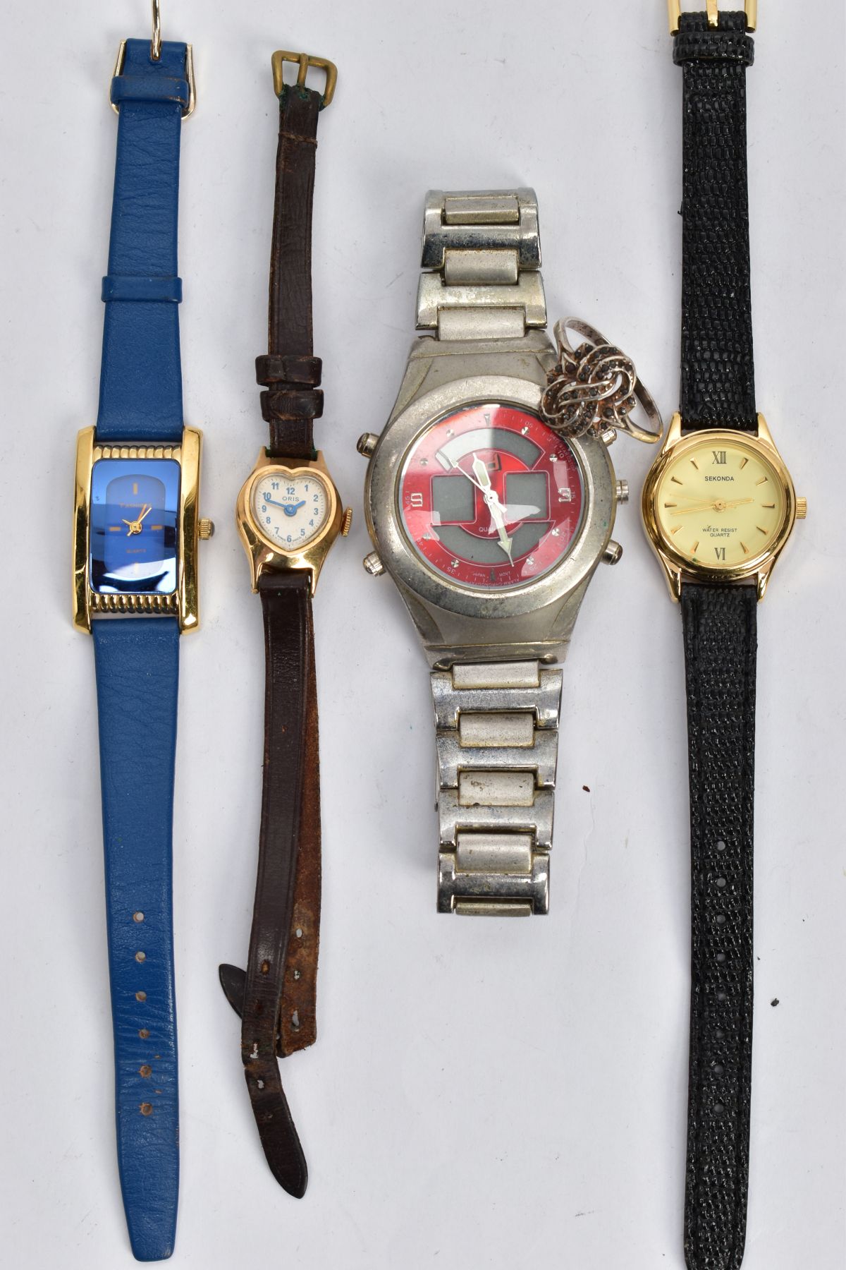 FOUR FASHION WRISTWATCHES AND A RING, to include a gentlemens quartz wristwatch, a ladies '