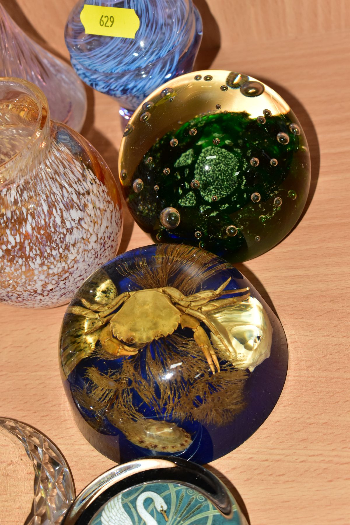 A SMALL COLLECTION OF DECORATIVE GLASS ITEMS TO INCLUDE TWO CAITHNESS PAPERWEIGHTS, both Caithness - Image 10 of 11