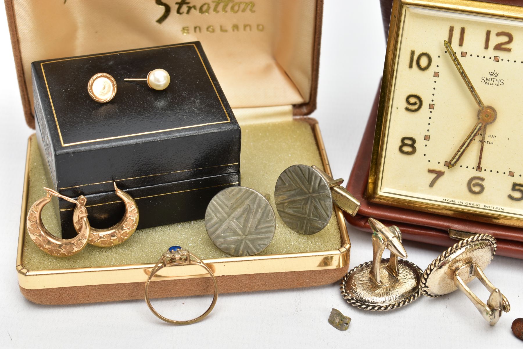 A SELECTION OF ITEMS, to include a pair of yellow metal hoop earrings with an engraved shamrock - Image 4 of 4