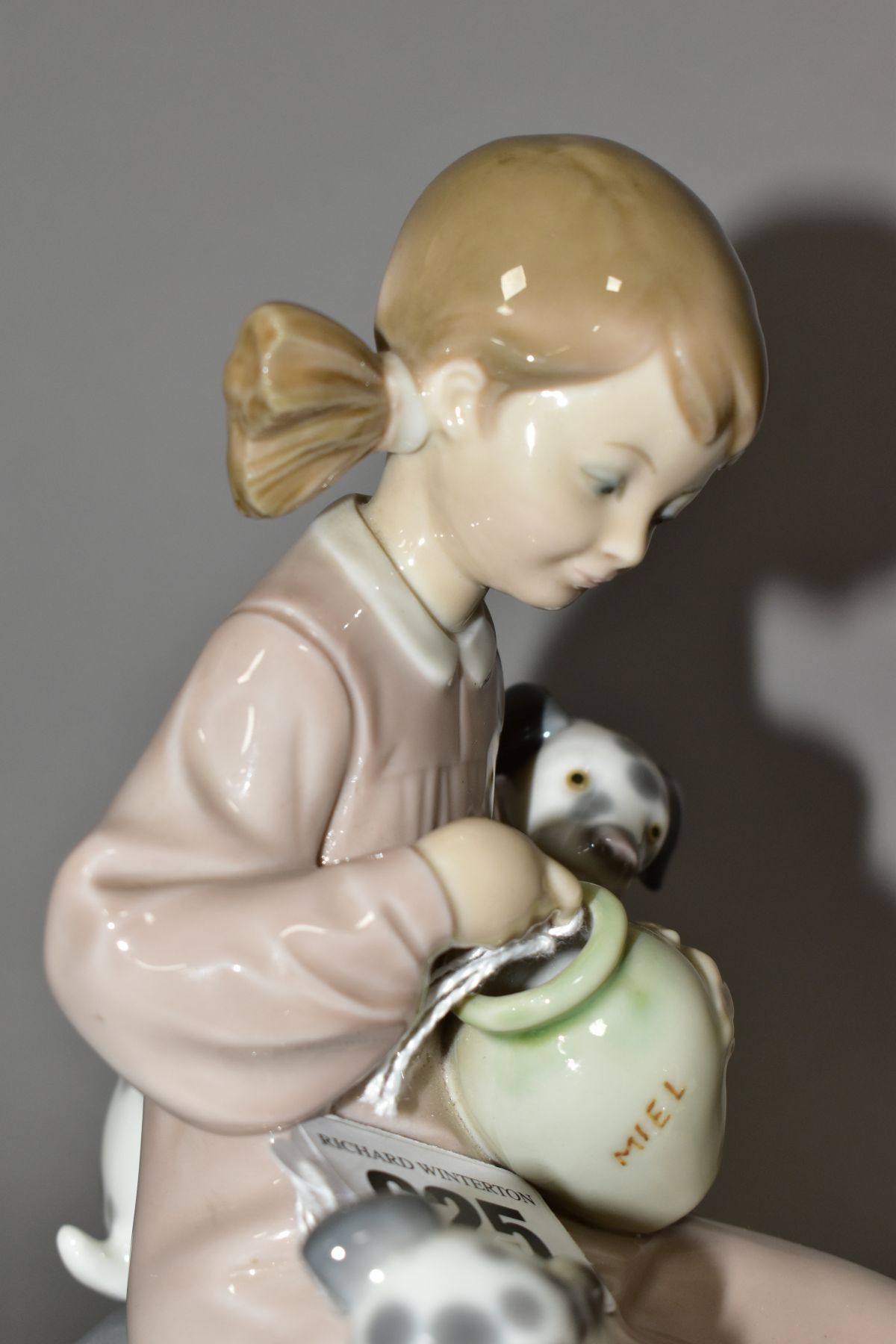 A LLADRO SCULPTURE 'THE SWEET MOUTHED' No 1248, designed by Juan Heurta in 1974, retired 1990, - Image 8 of 9