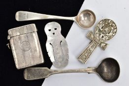 FIVE ITEMS, to include a silver money clip in the form of an owl, hallmarked 'ET' Birmingham 1989,