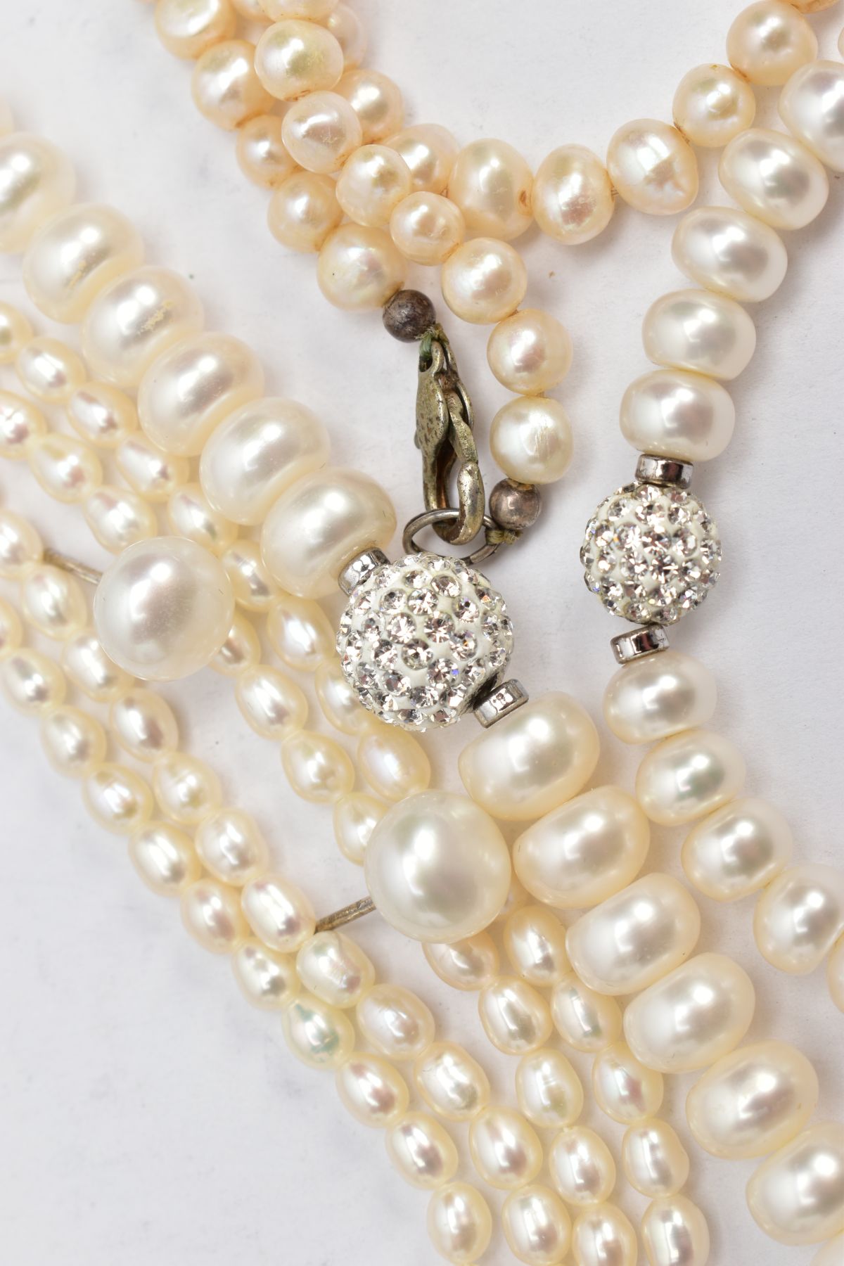 FIVE PIECES OF CULTURED PEARL JEWELLERY, to include a three piece gift set comprising of a necklace, - Image 4 of 4