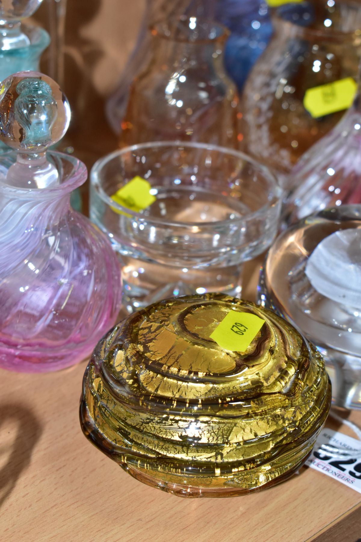 A SMALL COLLECTION OF DECORATIVE GLASS ITEMS TO INCLUDE TWO CAITHNESS PAPERWEIGHTS, both Caithness - Image 6 of 11