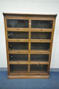 AN EARLY 20TH OAK FIVE PIECE SECTIONAL BOOKCASE, with glazed up and over doors, width 129cm x
