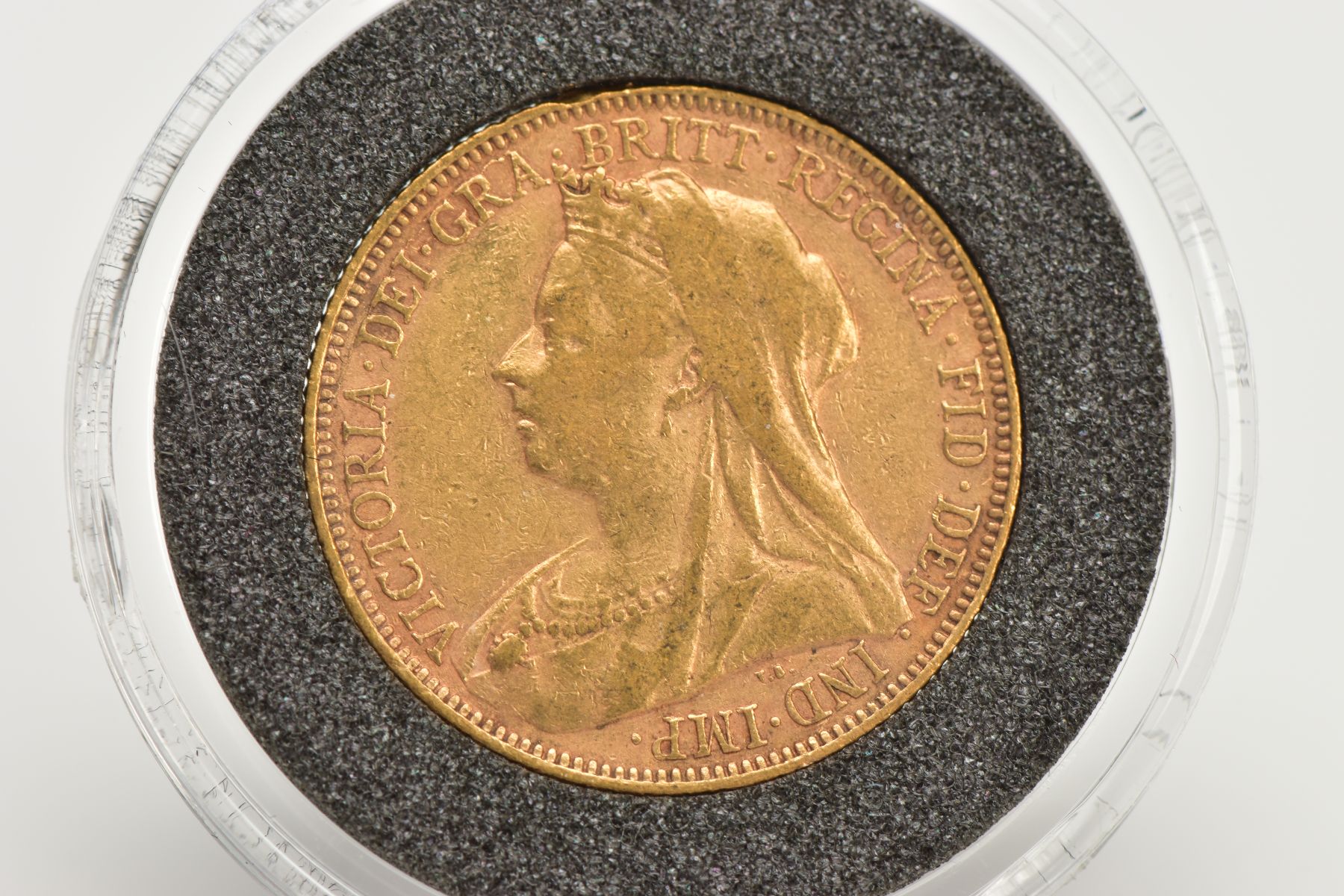A VICTORIA FULL GOLD SOVEREIGN SYDNEY MINT 1901 - Image 2 of 2
