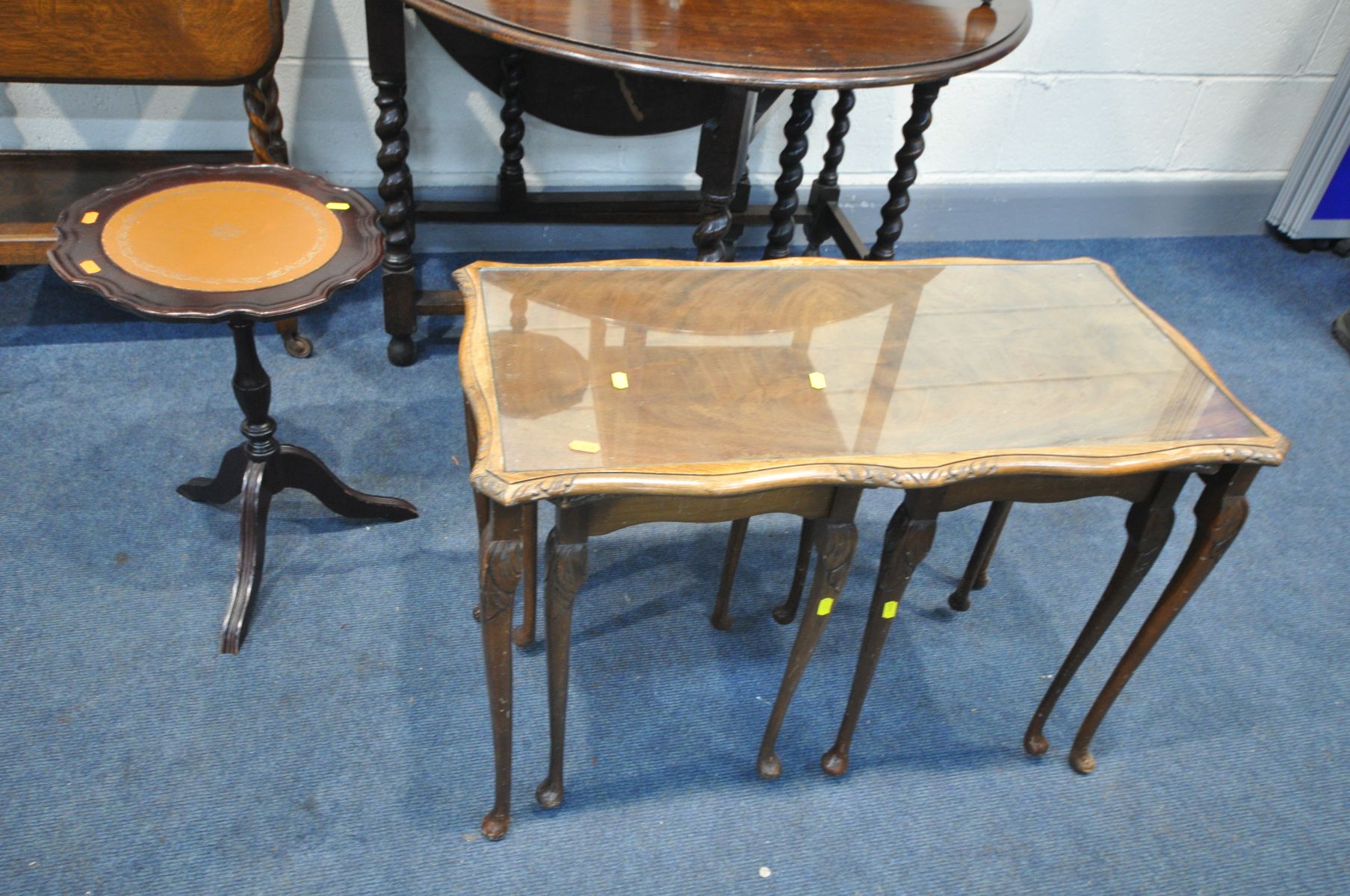 A SELECTION OF OCCASIONAL FURNITURE, to include an oak gate leg table, open length 134cm x closed - Image 2 of 3