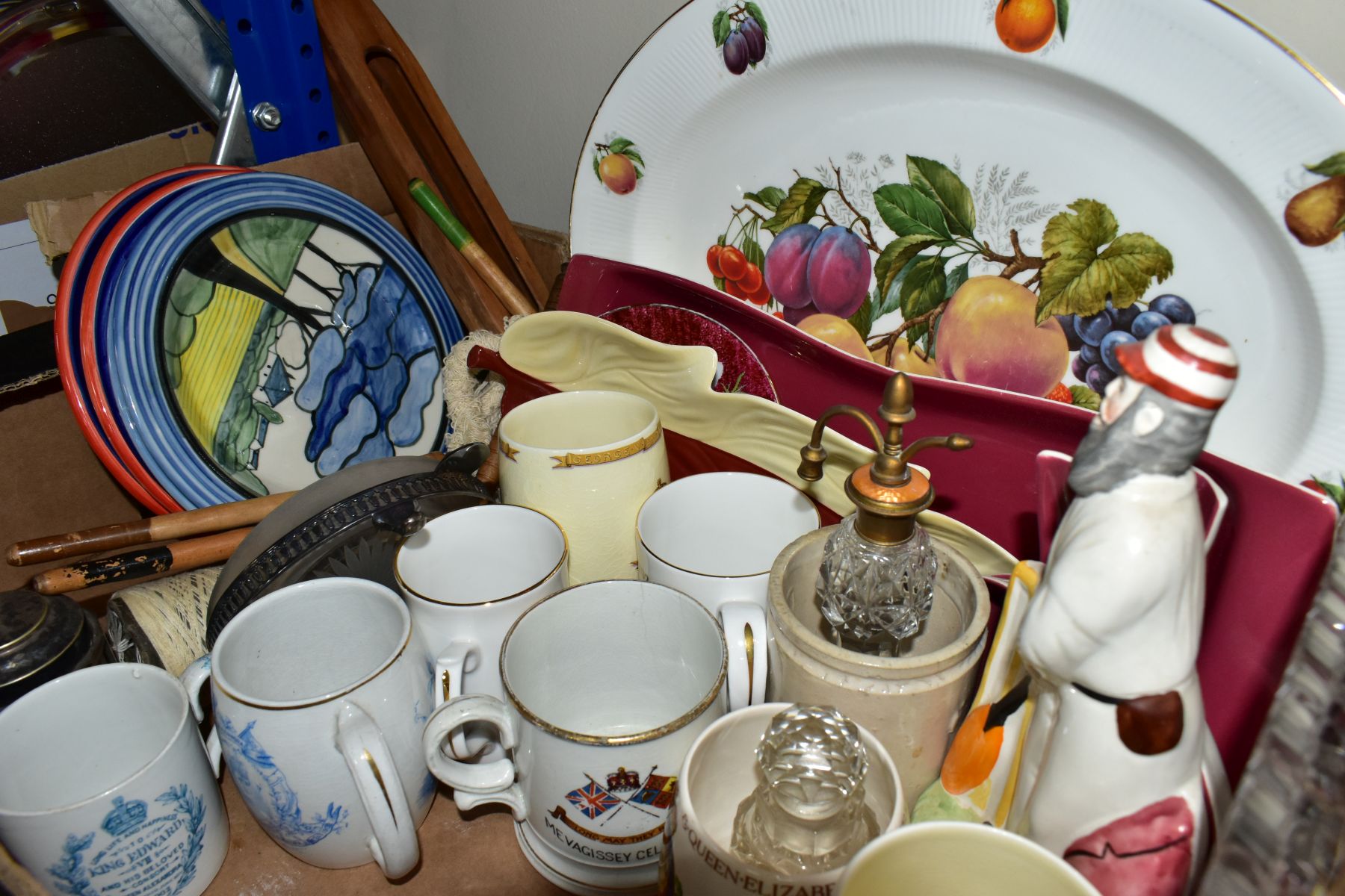 A BOX AND LOOSE OF CERAMICS, TREEN, ETC, including two Zdenka Ralph pottery plates in the Clarice - Image 5 of 11