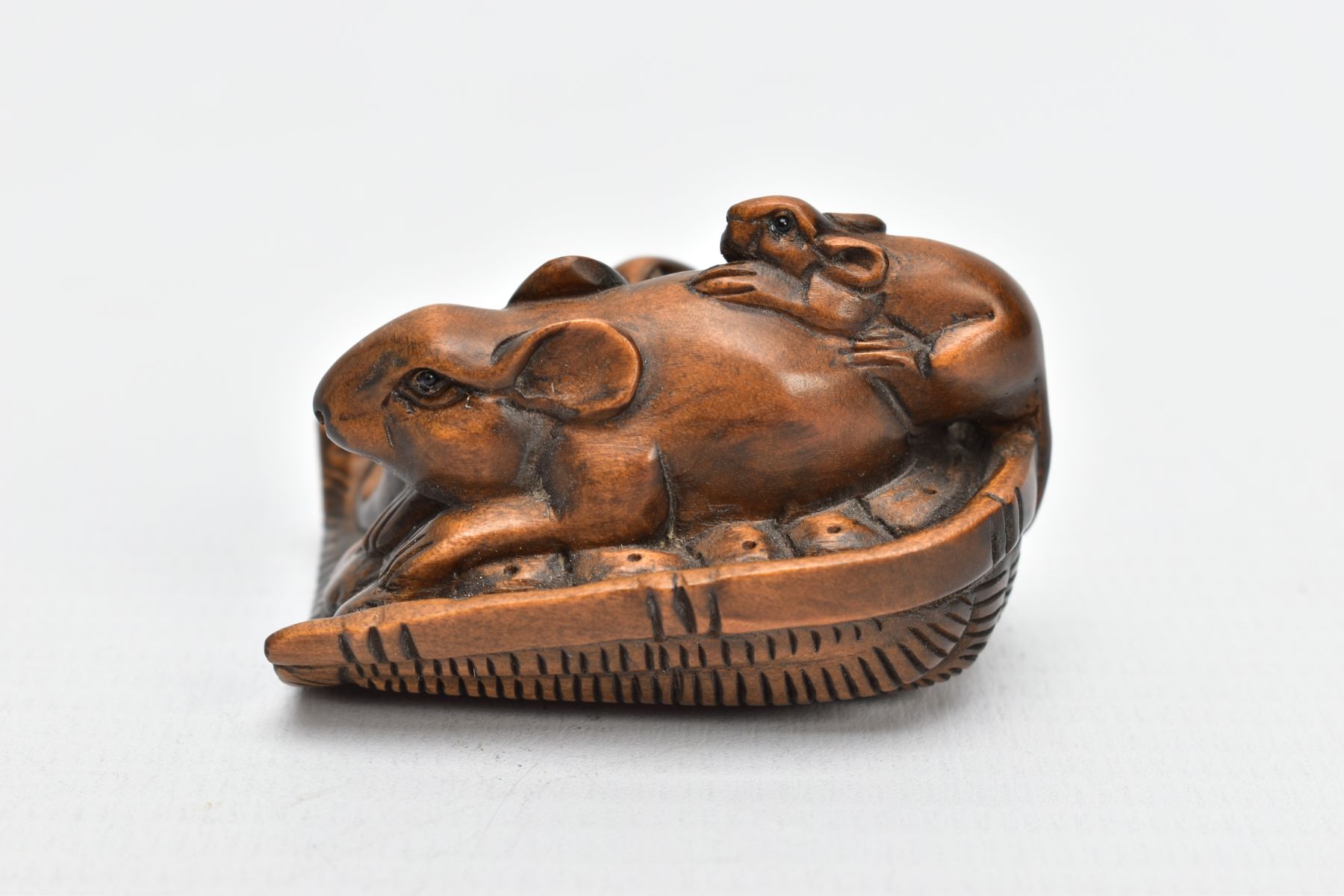 A CHINESE WOODEN NETSUKE, a small carved wooden netsuke depicting three mice in a basket, signed - Image 3 of 7