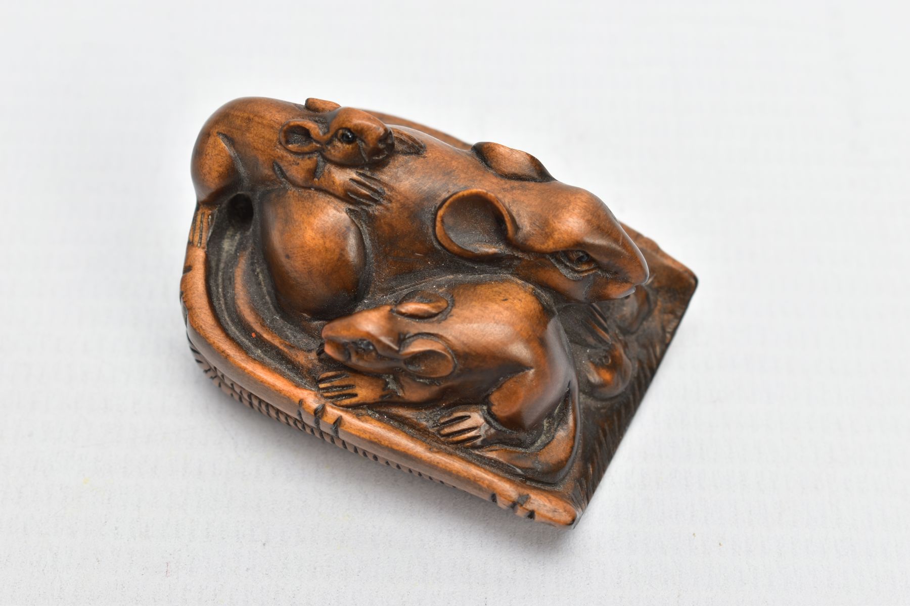 A CHINESE WOODEN NETSUKE, a small carved wooden netsuke depicting three mice in a basket, signed - Image 5 of 7
