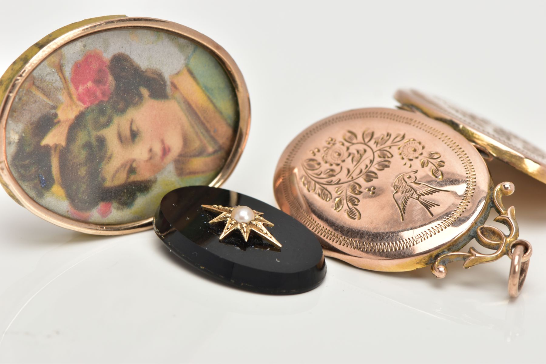 A LOCKET AND TWO OTHER ITEMS, to include an oval locket with floral and bird detail, fitted with a - Image 2 of 4