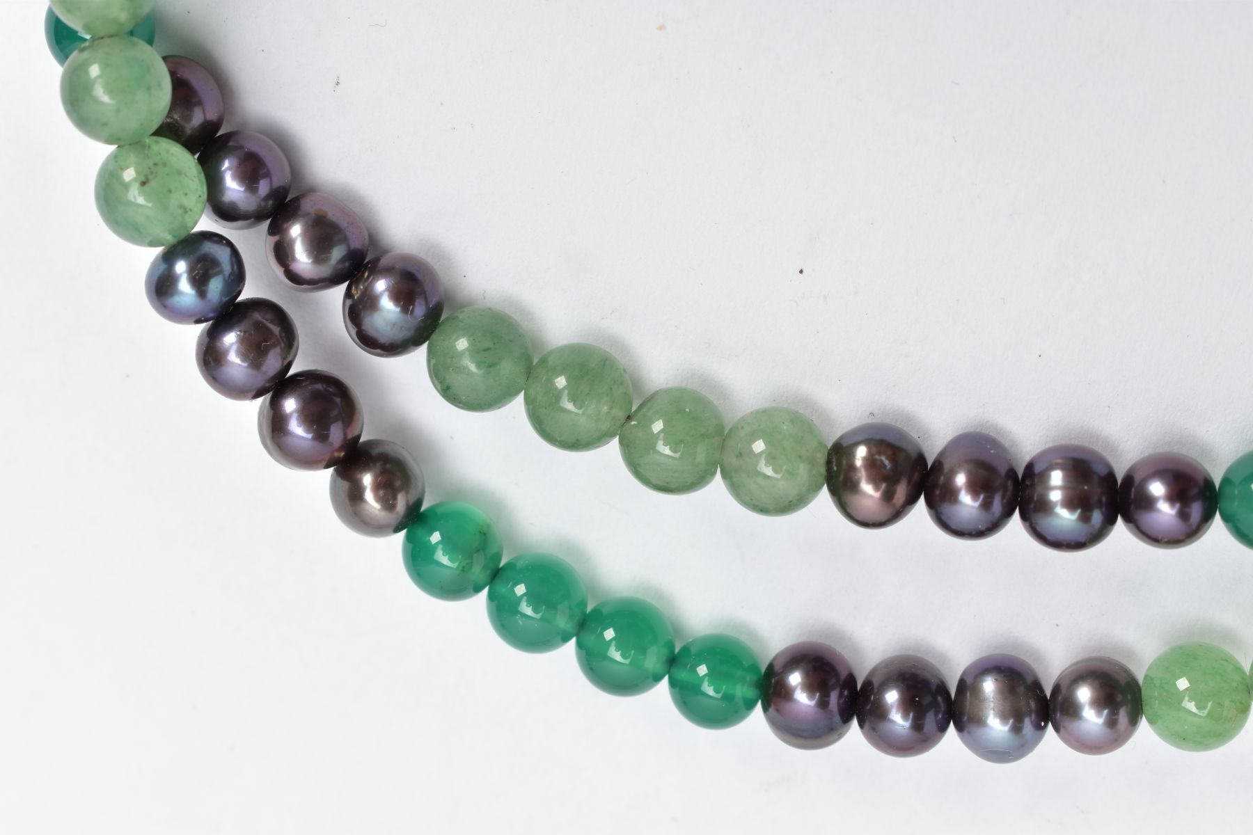 A GEM BEAD NECKLACE, the single row of near uniform mainly spherical beads comprising dyed green - Image 3 of 3