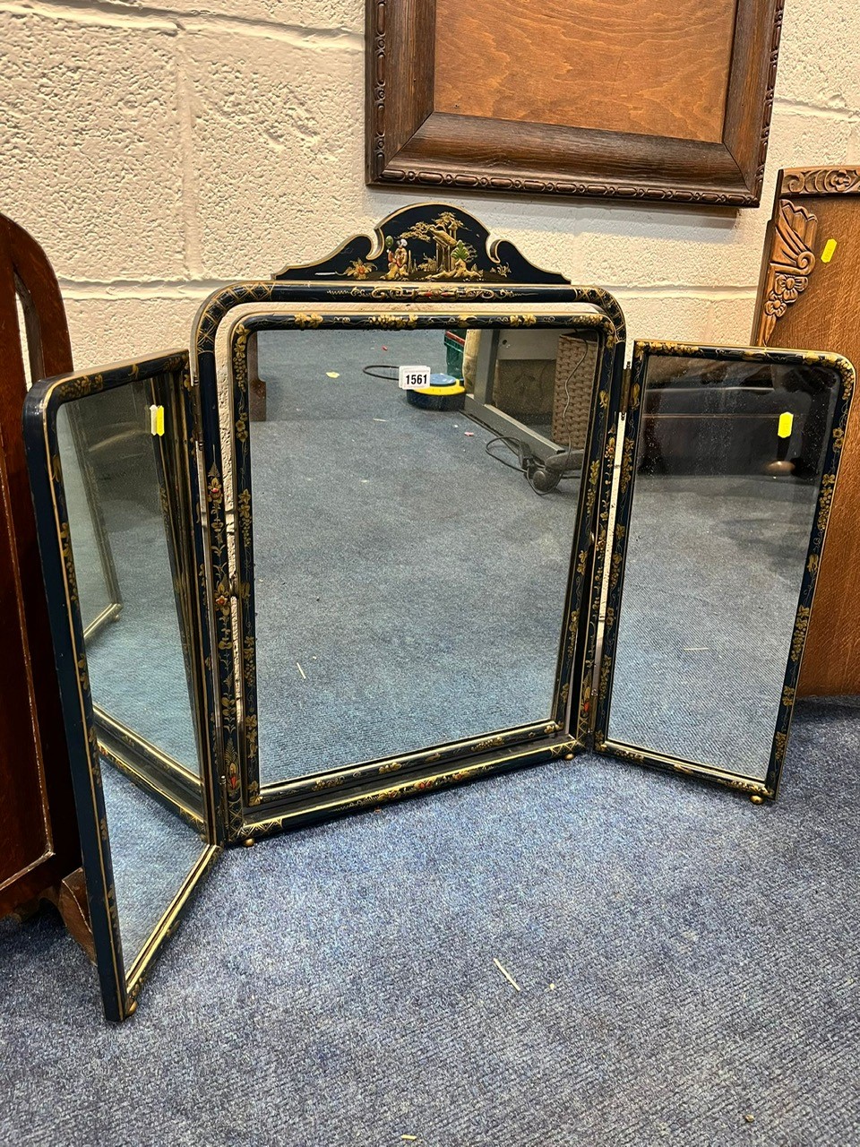 AN EARLY 20TH JAPPANNED TRIPLE DRESSING MIRROR, oak three panel shaped fire screen with floral