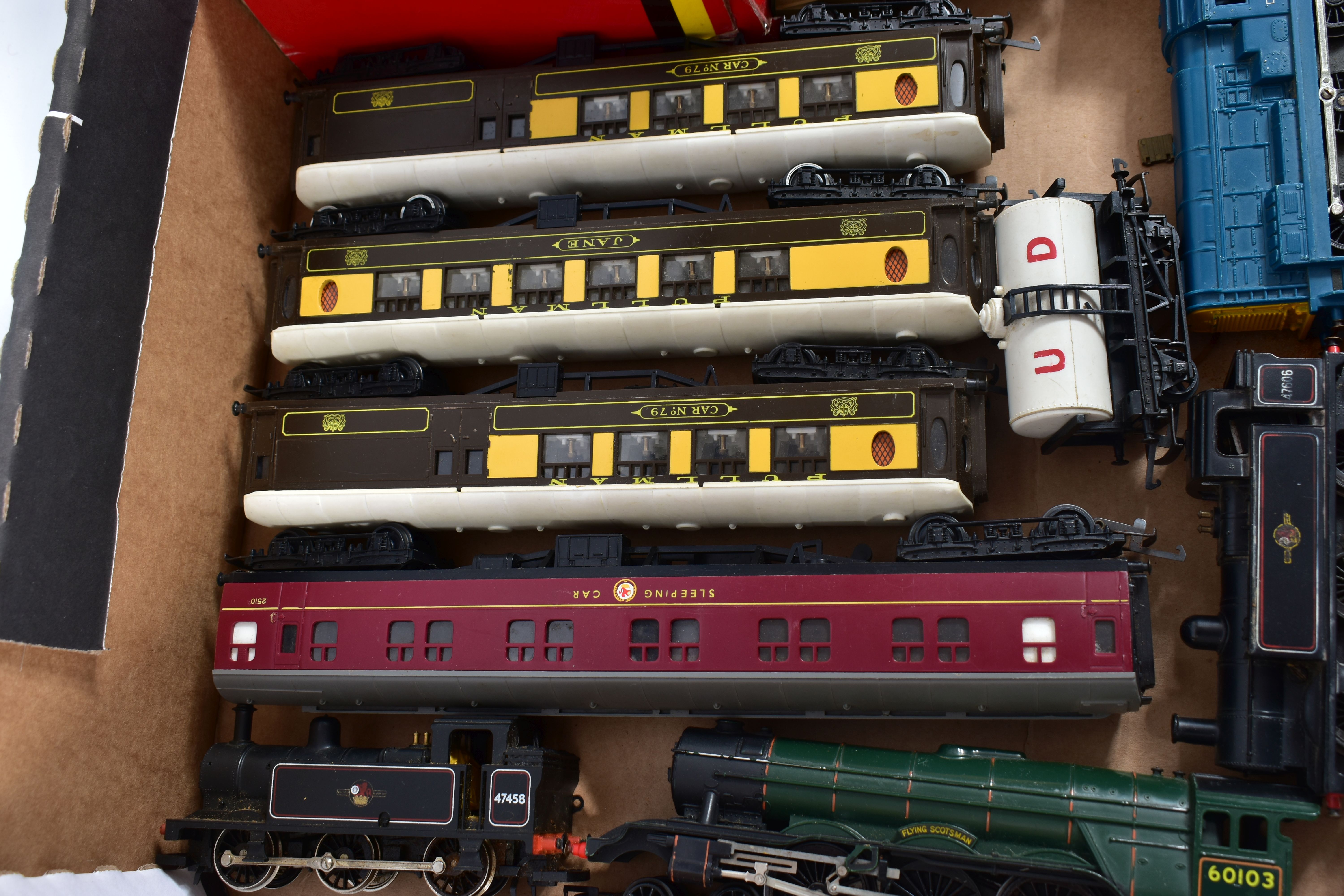 A QUANTITY OF UNBOXED AND ASSORTED MAINLY TRI-ANG AND HORNBY OO GAUGE MODEL RAILWAY ITEMS, to - Image 7 of 7