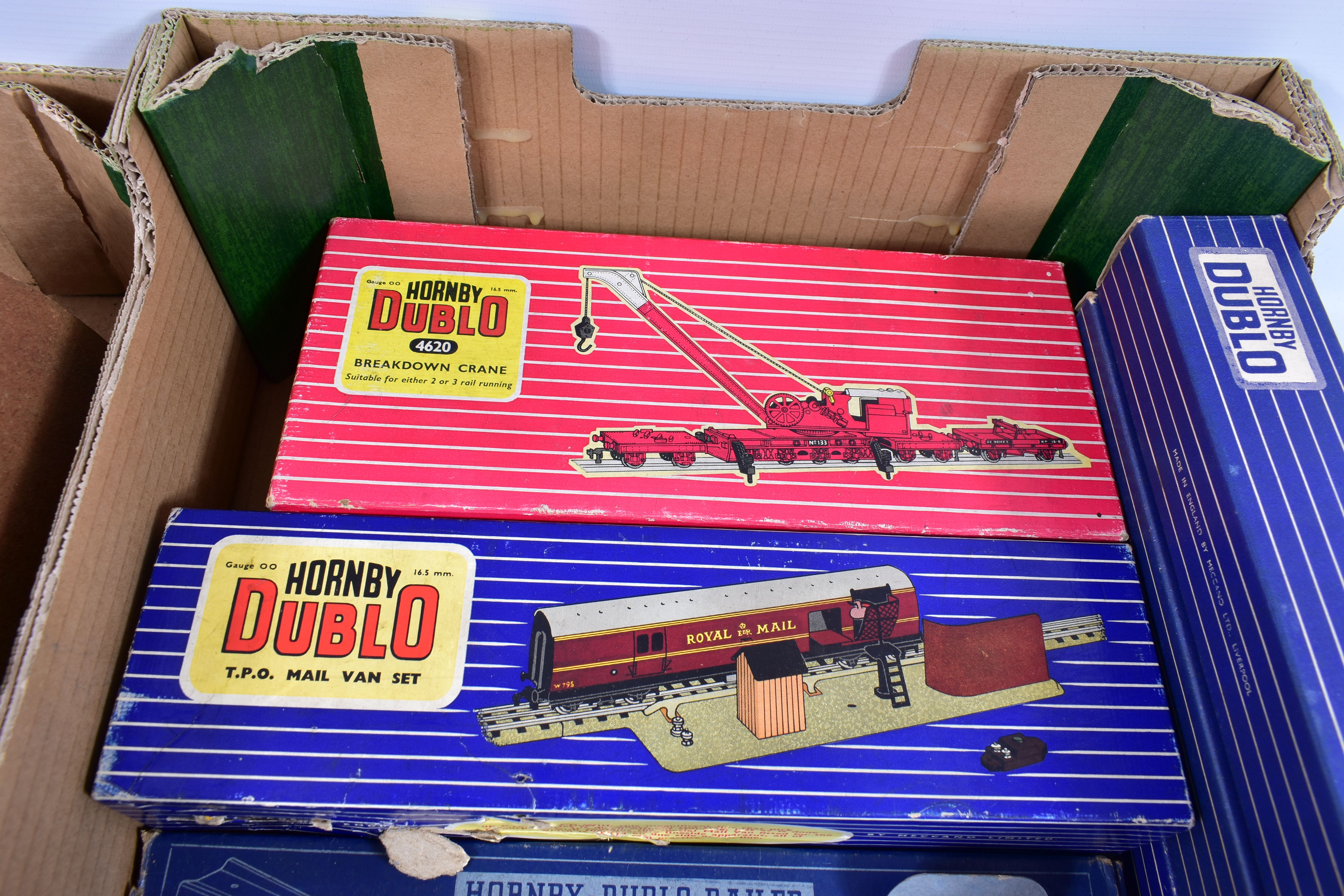 A QUANTITY OF BOXED AND UNBOXED MAINLY HORNBY DUBLO ROLLING STOCK AND ACCESSORIES ETC., to include - Image 6 of 7