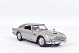 A BOXED DANBURY MINT 1964 JAMES BOND 007 ASTON MARTIN DB5, 1:24 scale, appears largely complete