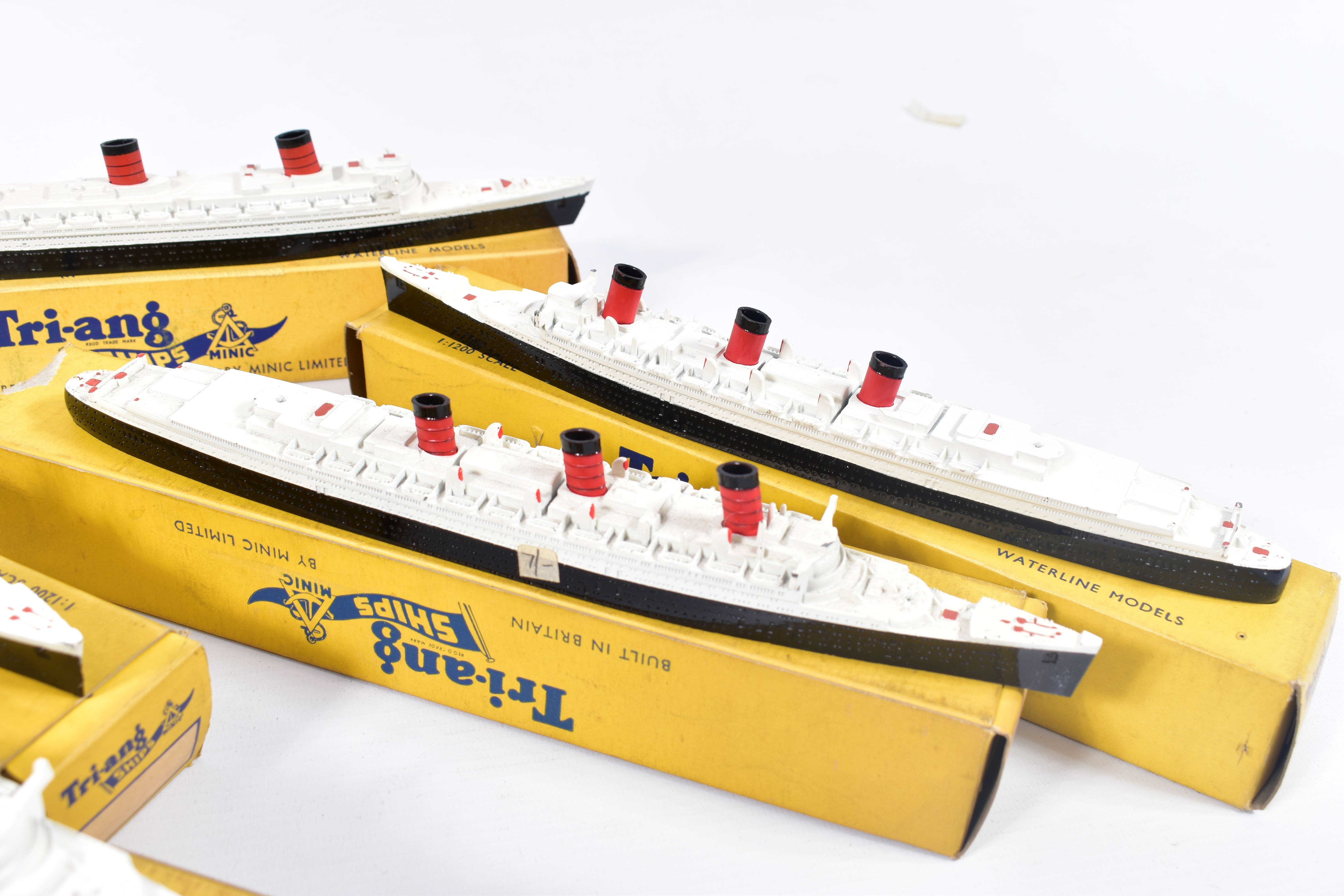 FIVE BOXED TRI-ANG MINIC SHIPS R.M.S. 'Queen Elizabeth', No.M702, complete with both masts in - Bild 2 aus 8