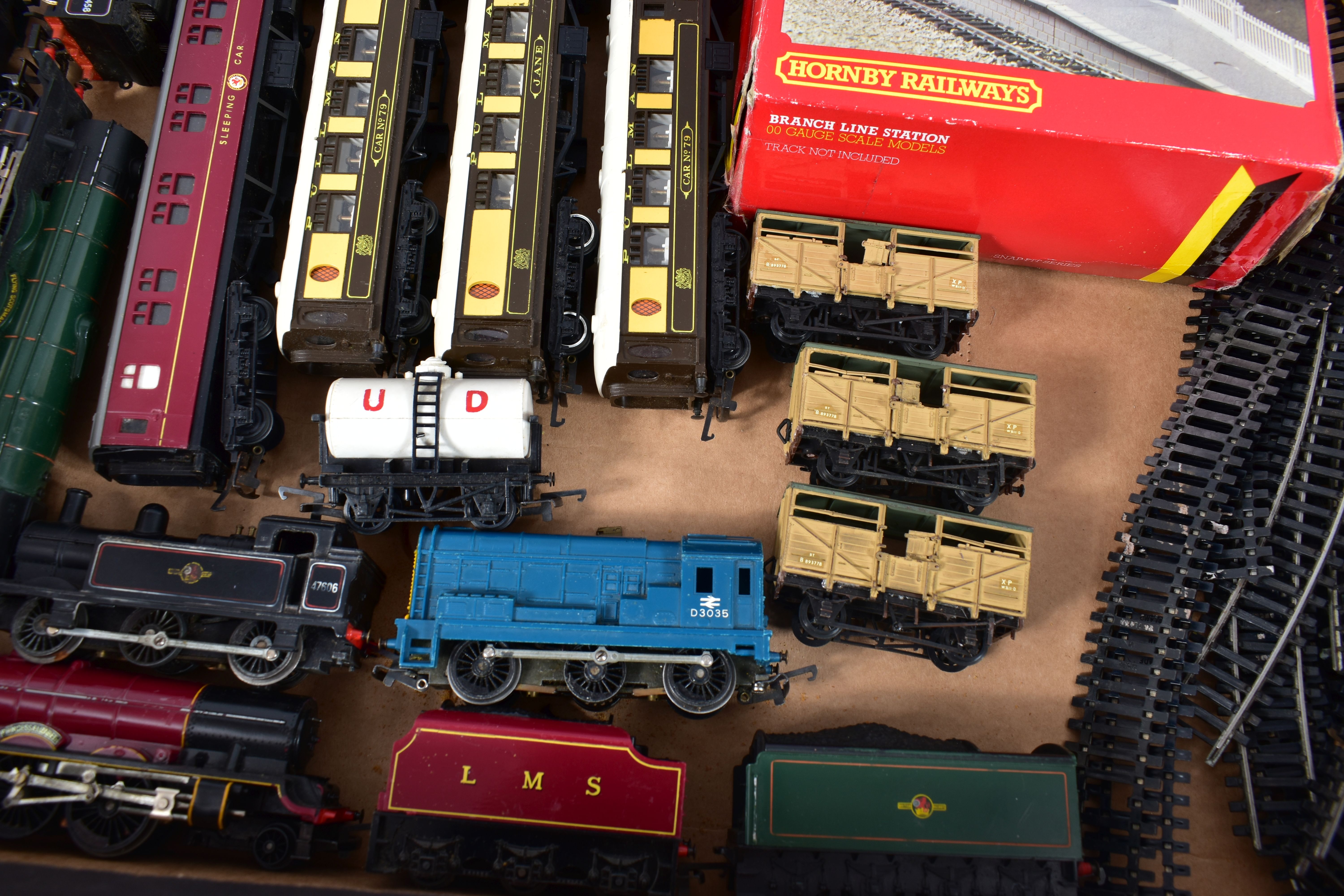A QUANTITY OF UNBOXED AND ASSORTED MAINLY TRI-ANG AND HORNBY OO GAUGE MODEL RAILWAY ITEMS, to - Image 6 of 7