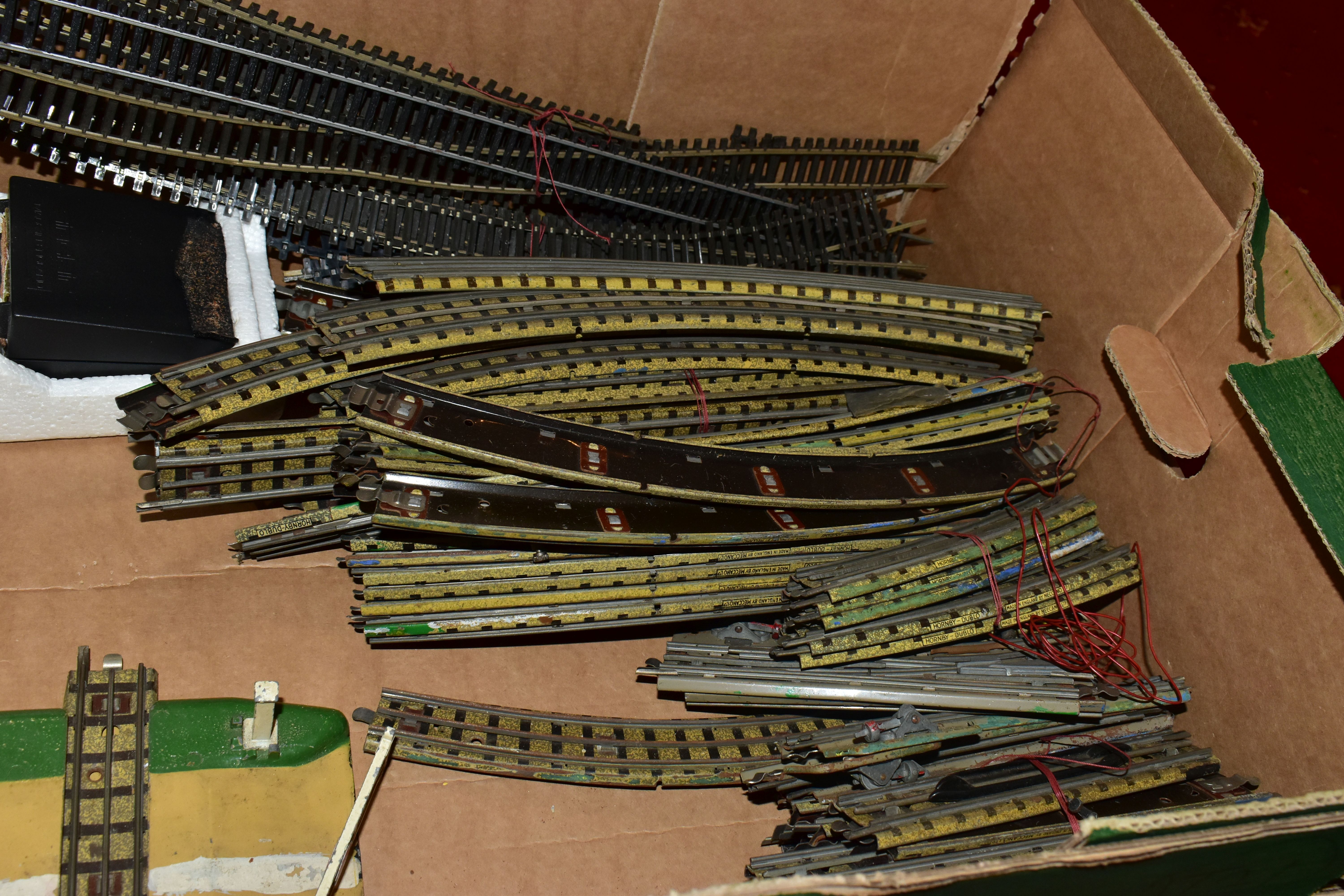 A QUANTITY OF MAINLY UNBOXED ASSORTED TRI-ANG RAILWAYS OO GAUGE LOCOMOTIVES, HORNBY DUBLO ROLLING - Image 6 of 7