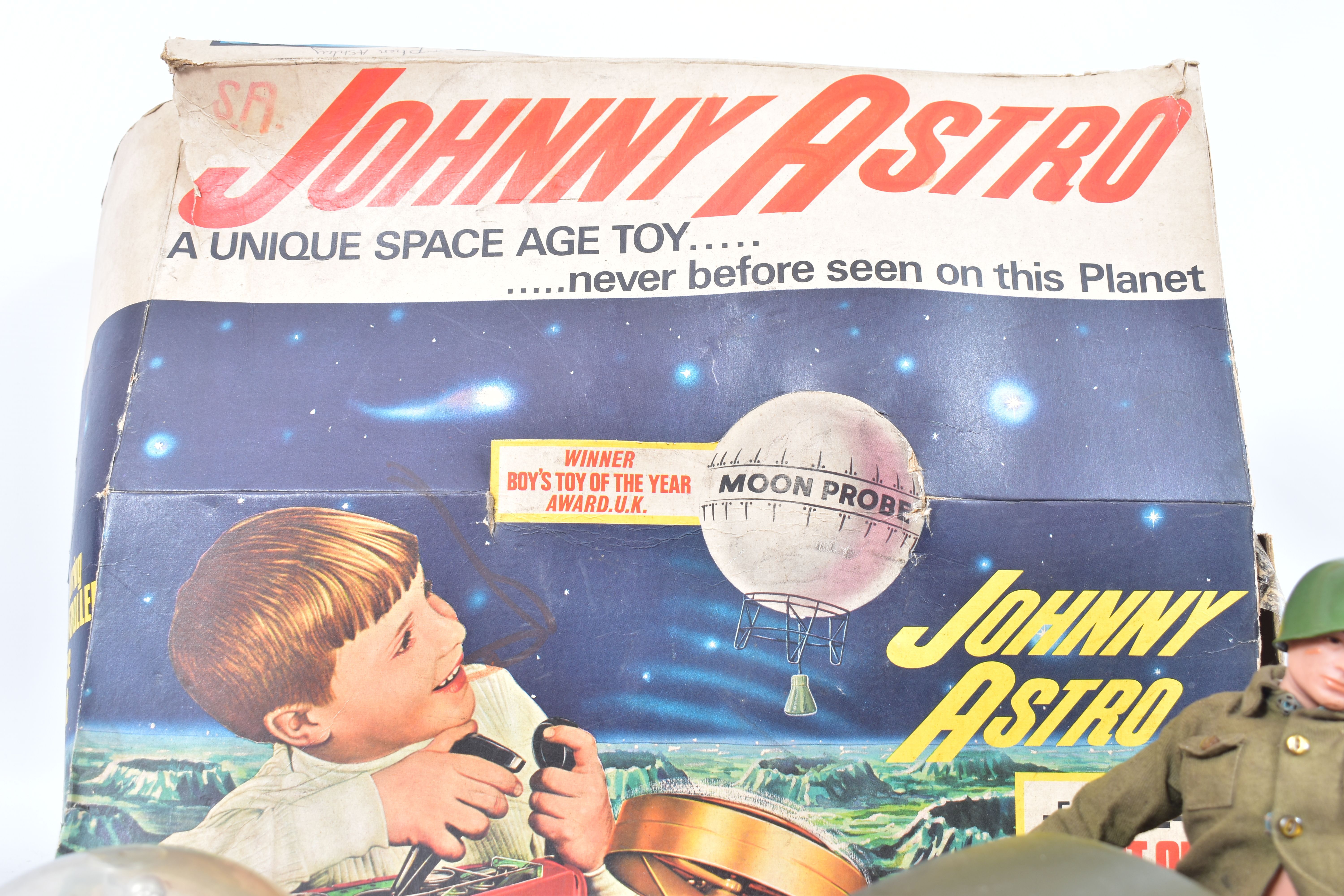 AN UNBOXED ACTION MAN AND ACCESSORIES, early figure with blonde painted hair and painted rivets, - Image 5 of 5