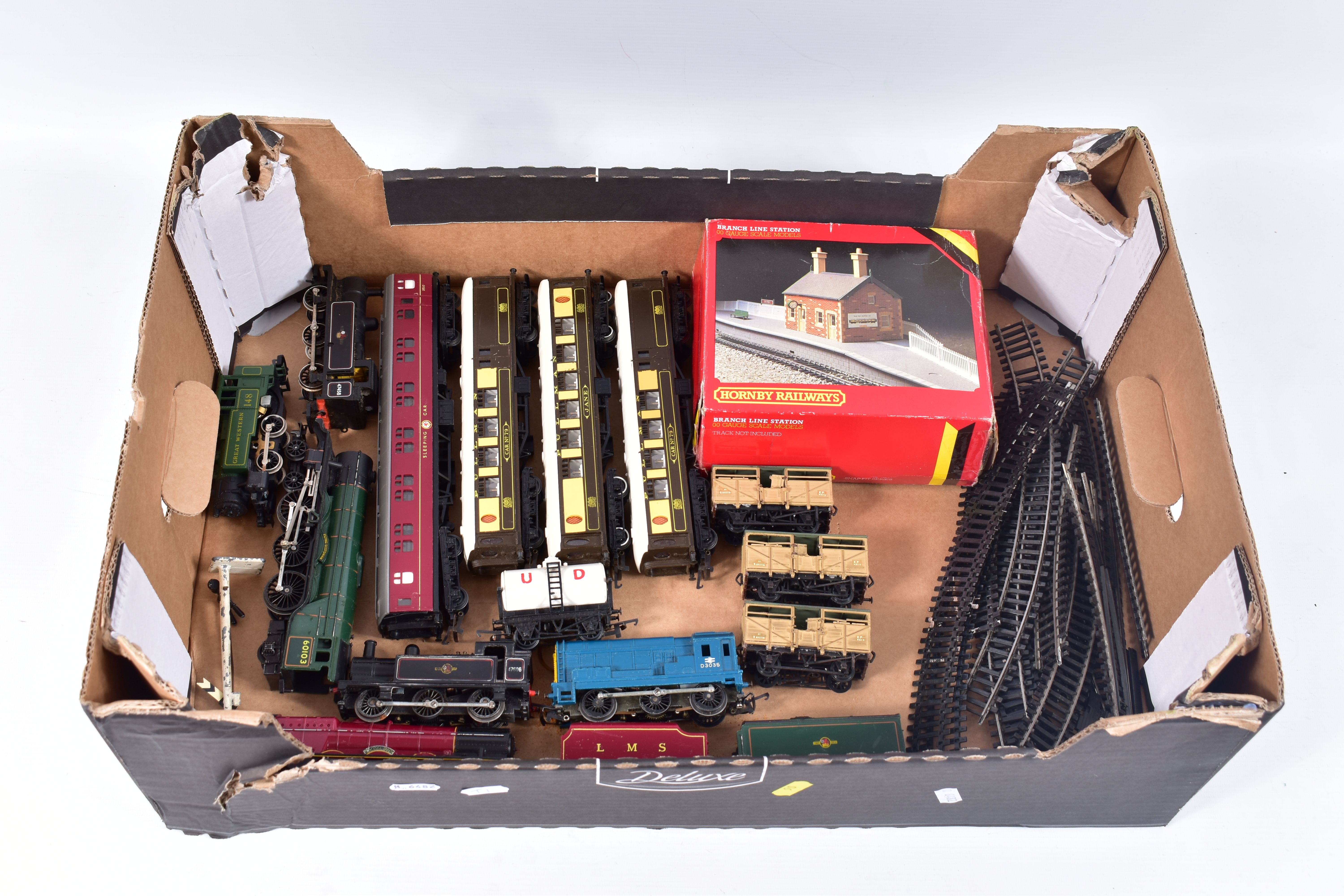 A QUANTITY OF UNBOXED AND ASSORTED MAINLY TRI-ANG AND HORNBY OO GAUGE MODEL RAILWAY ITEMS, to