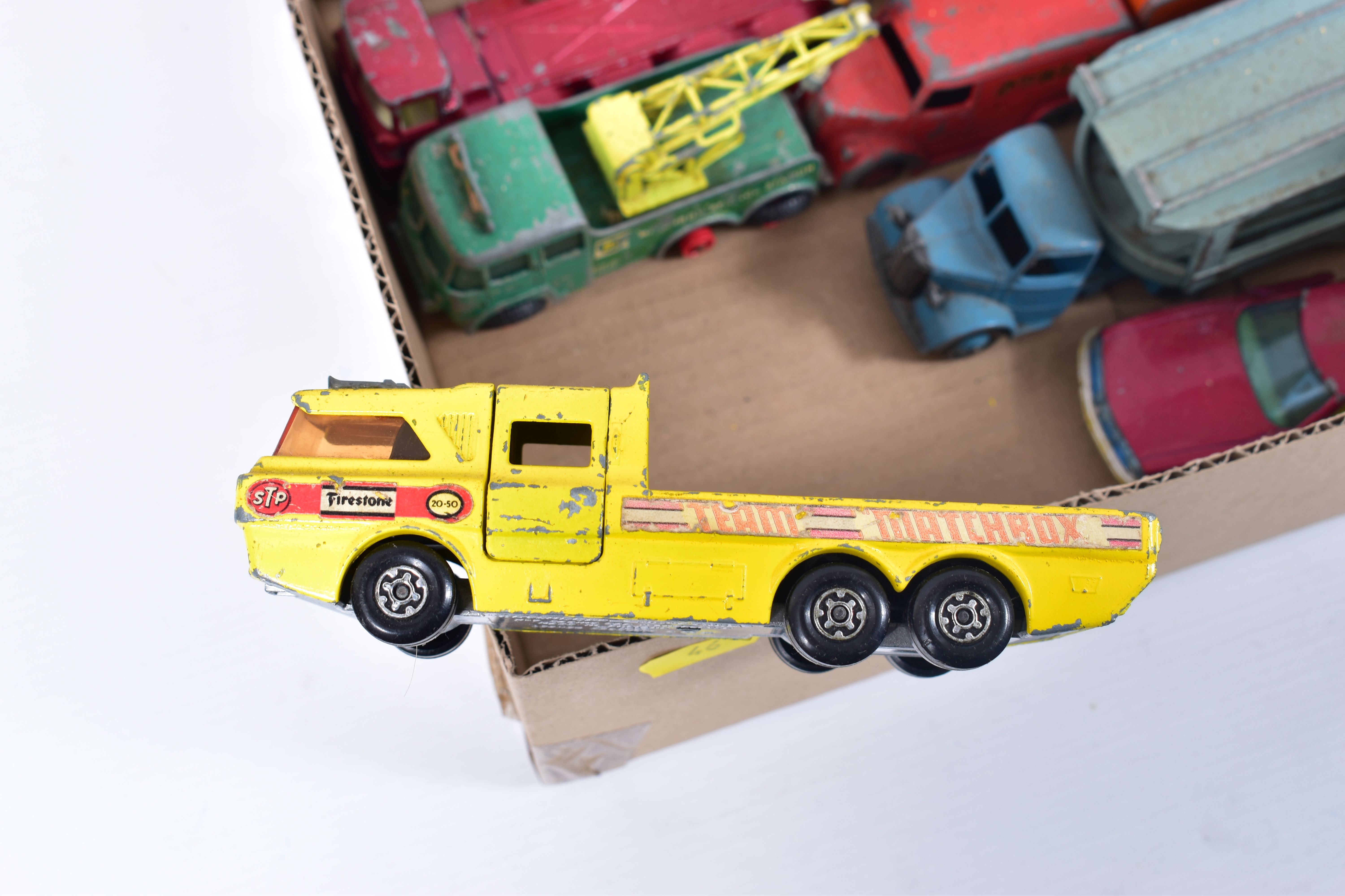 A QUANTITY OF UNBOXED AND ASSORTED PLAYWORN DIECAST VEHICLES, to include Dinky Supertoys Foden Eight - Bild 3 aus 8