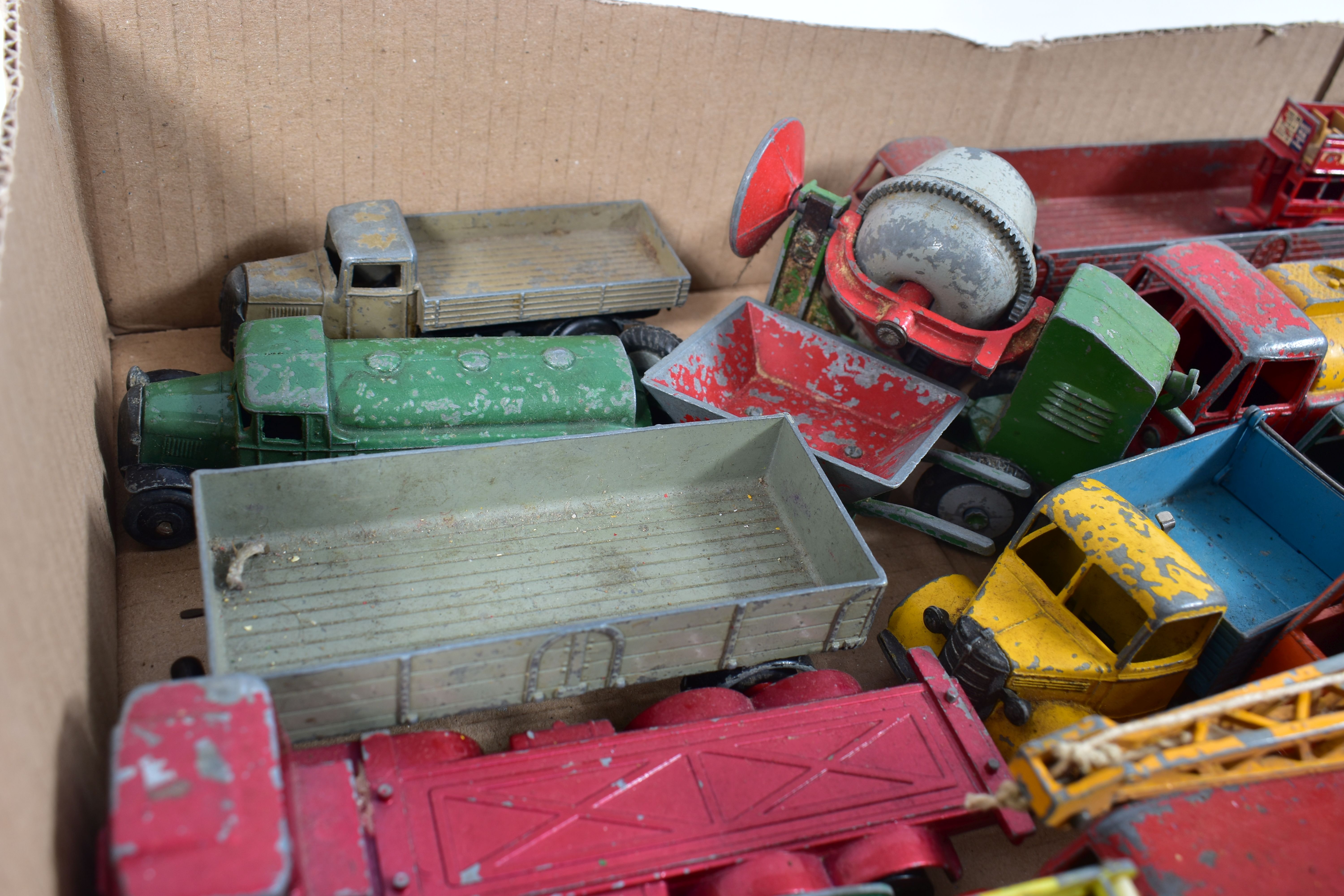 A QUANTITY OF UNBOXED AND ASSORTED PLAYWORN DIECAST VEHICLES, to include Dinky Supertoys Foden Eight - Bild 7 aus 8
