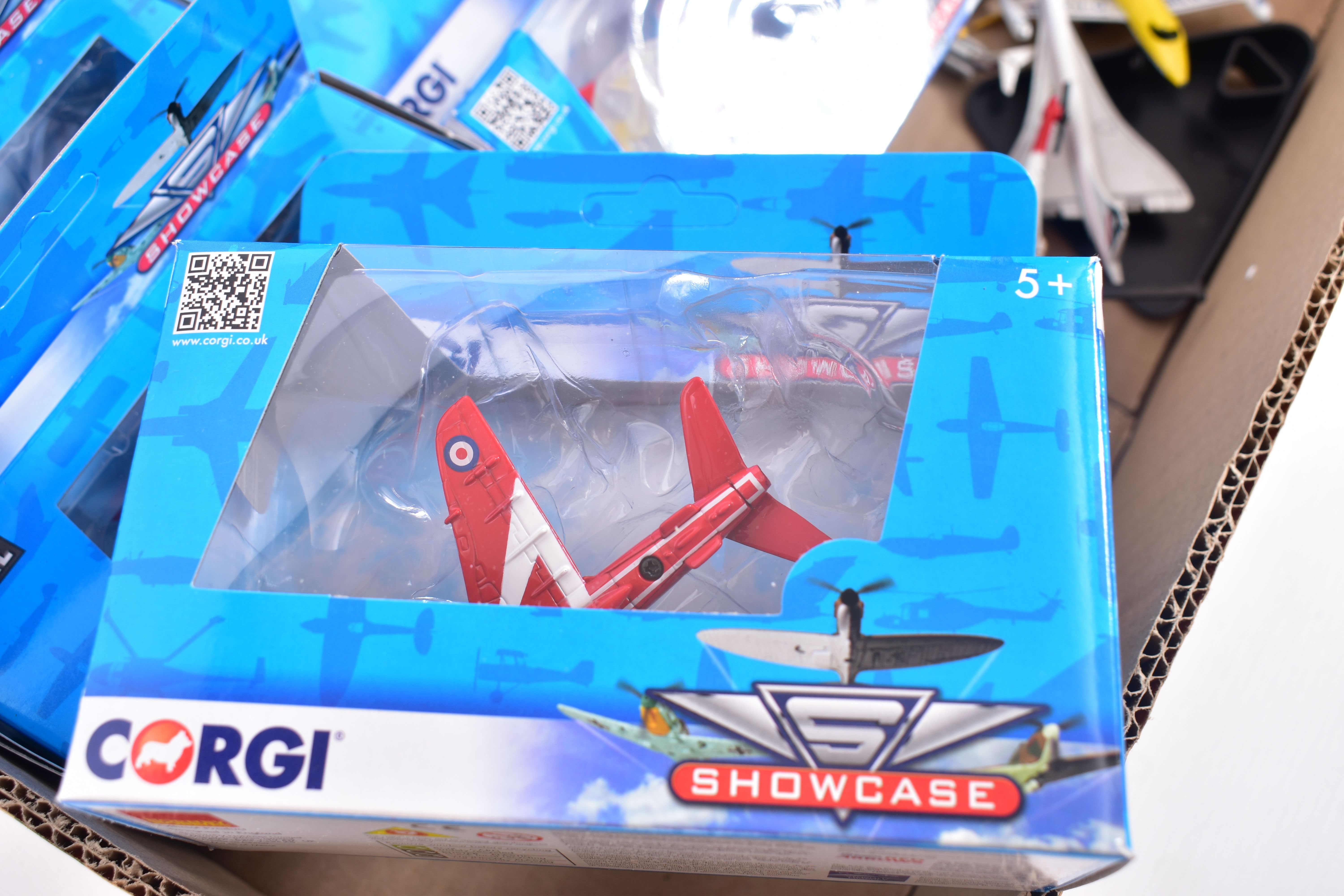 A QUANTITY OF ASSORTED MODERN DIECAST AND PLASTIC VEHICLES, to include boxed Corgi Aviation - Image 4 of 12