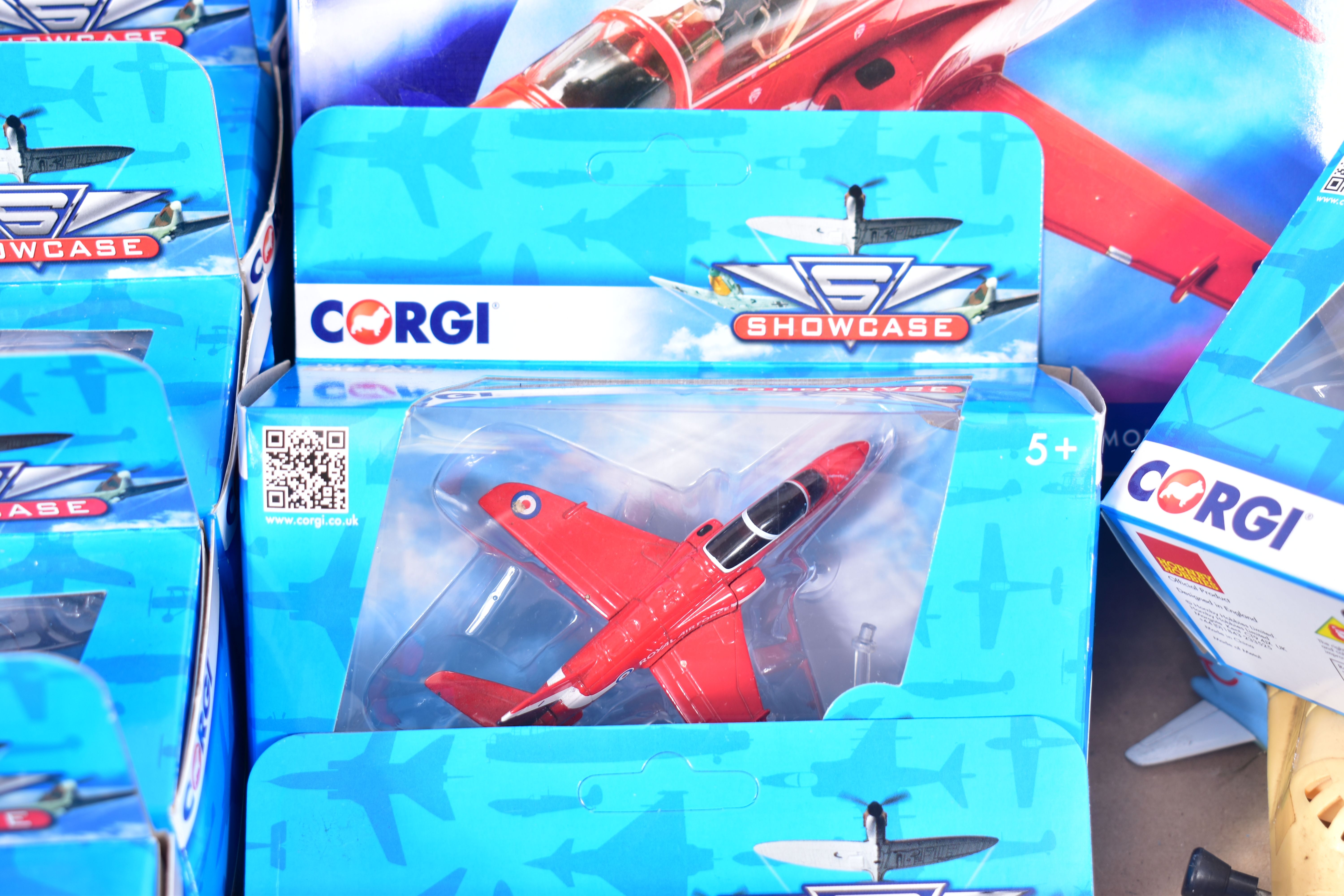 A QUANTITY OF ASSORTED MODERN DIECAST AND PLASTIC VEHICLES, to include boxed Corgi Aviation - Image 5 of 12