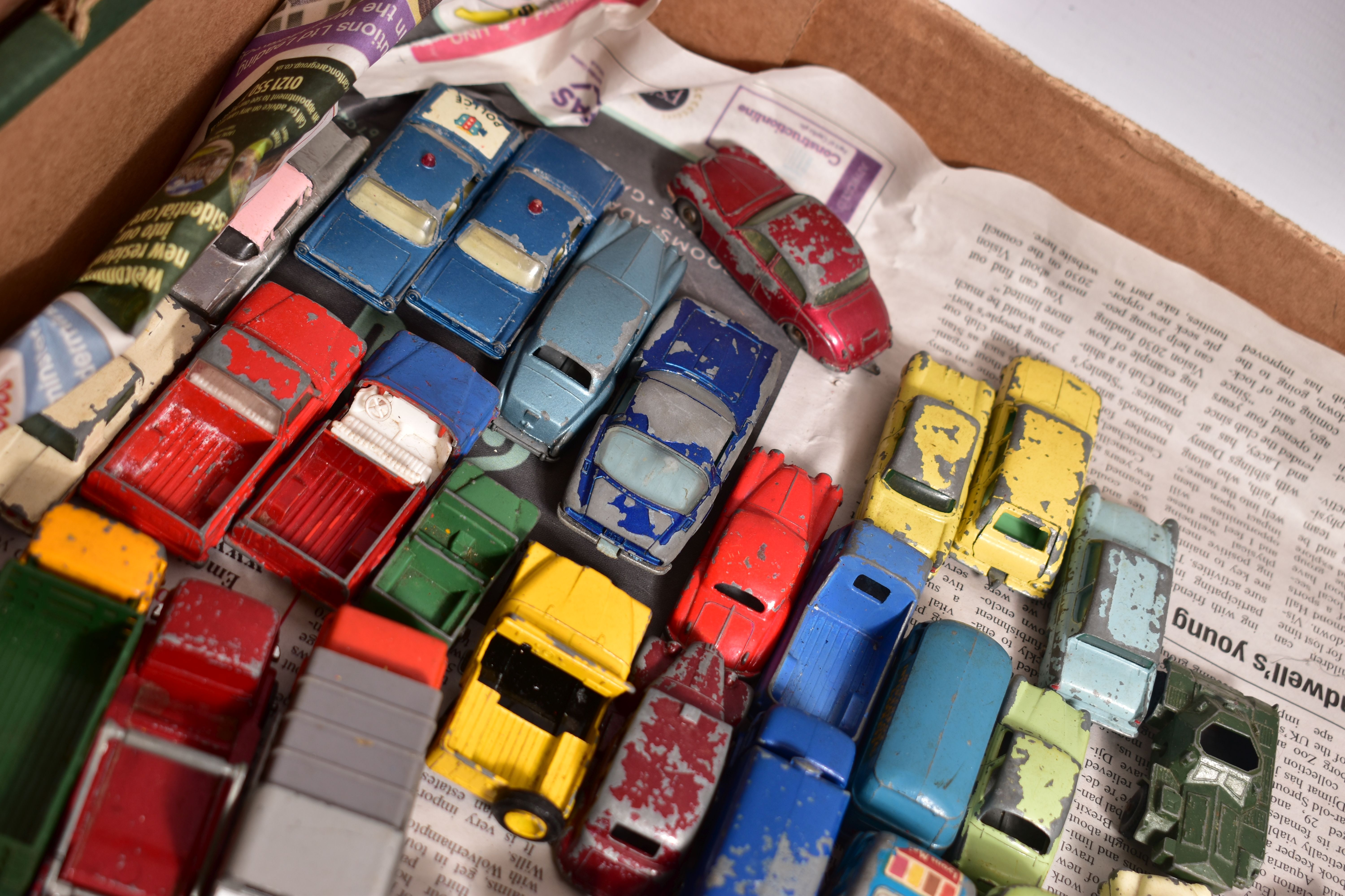 A QUANTITY OF UNBOXED AND ASSORTED PLAYWORN DIECAST VEHICLES, to include Matchbox Jaguar XK140, No. - Image 8 of 8