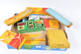 A QUANTITY OF BOXED AND UNBOXED DINKY TOYS ACCESSORIES, to include four boxed Loading Ramps, No.994,