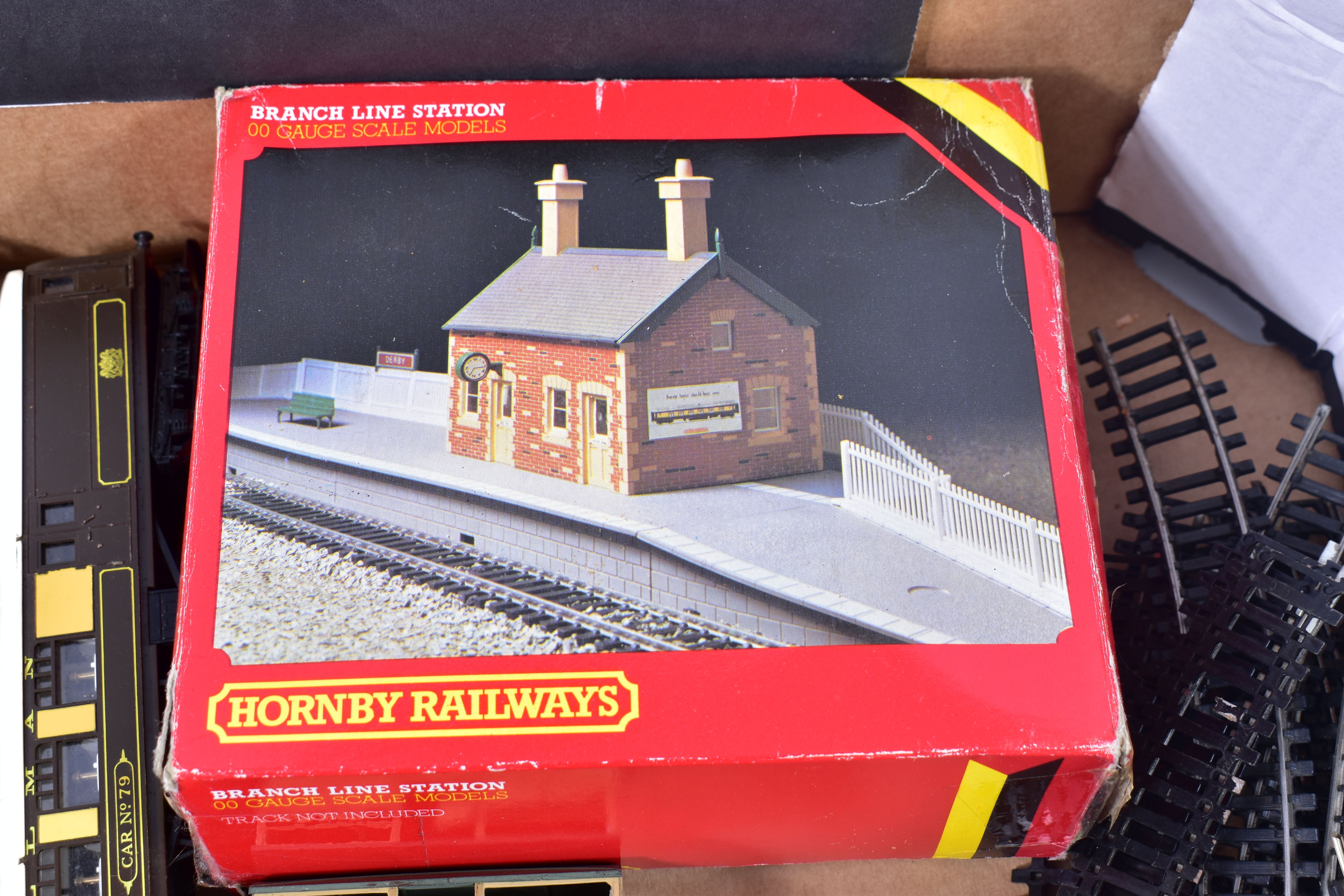 A QUANTITY OF UNBOXED AND ASSORTED MAINLY TRI-ANG AND HORNBY OO GAUGE MODEL RAILWAY ITEMS, to - Image 2 of 7
