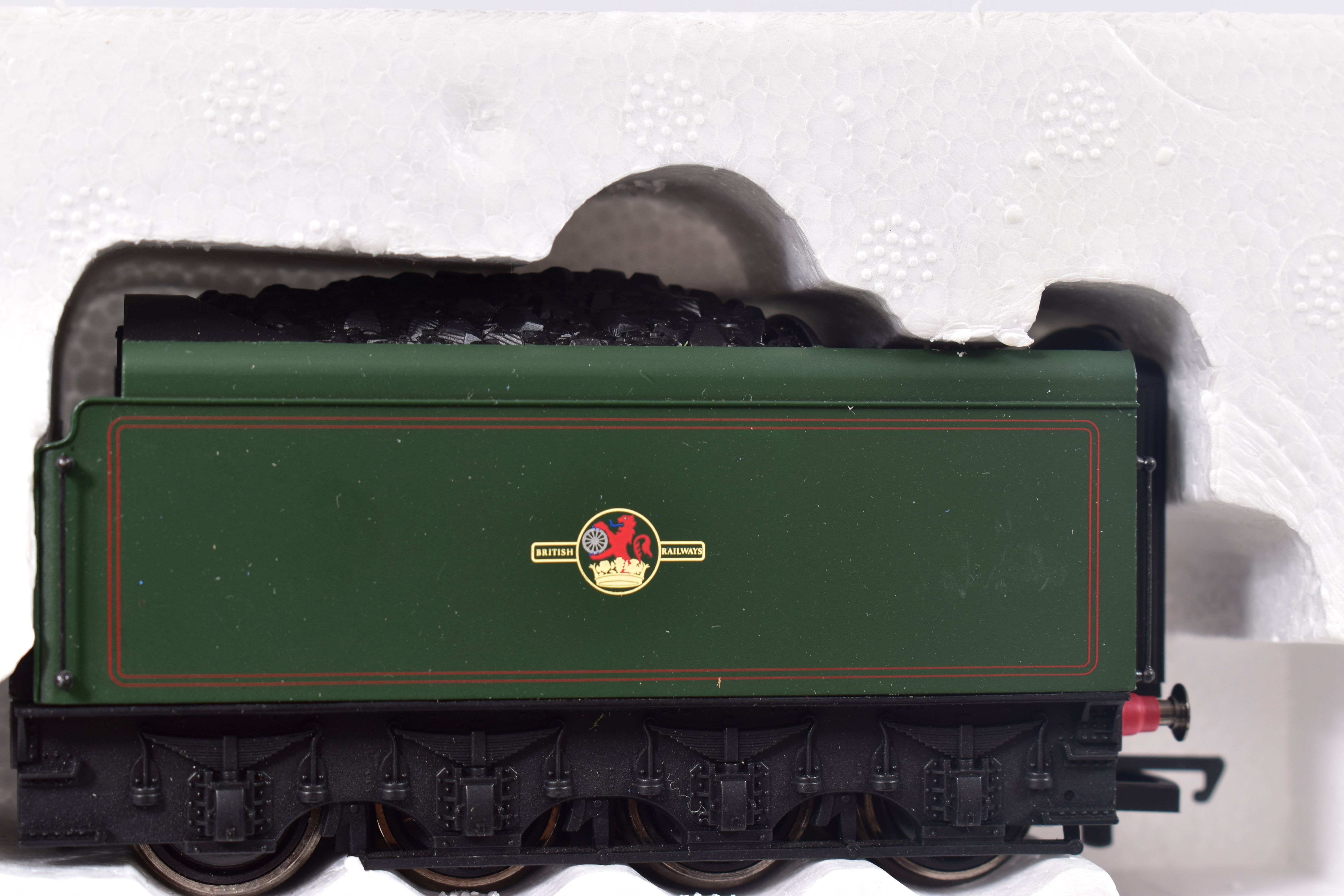 A BOXED HORNBY RAILWAYS OO GAUGE YORKSHIRE PULLMAN TRAIN SET, No.R1136, comprising A4 class - Image 4 of 7