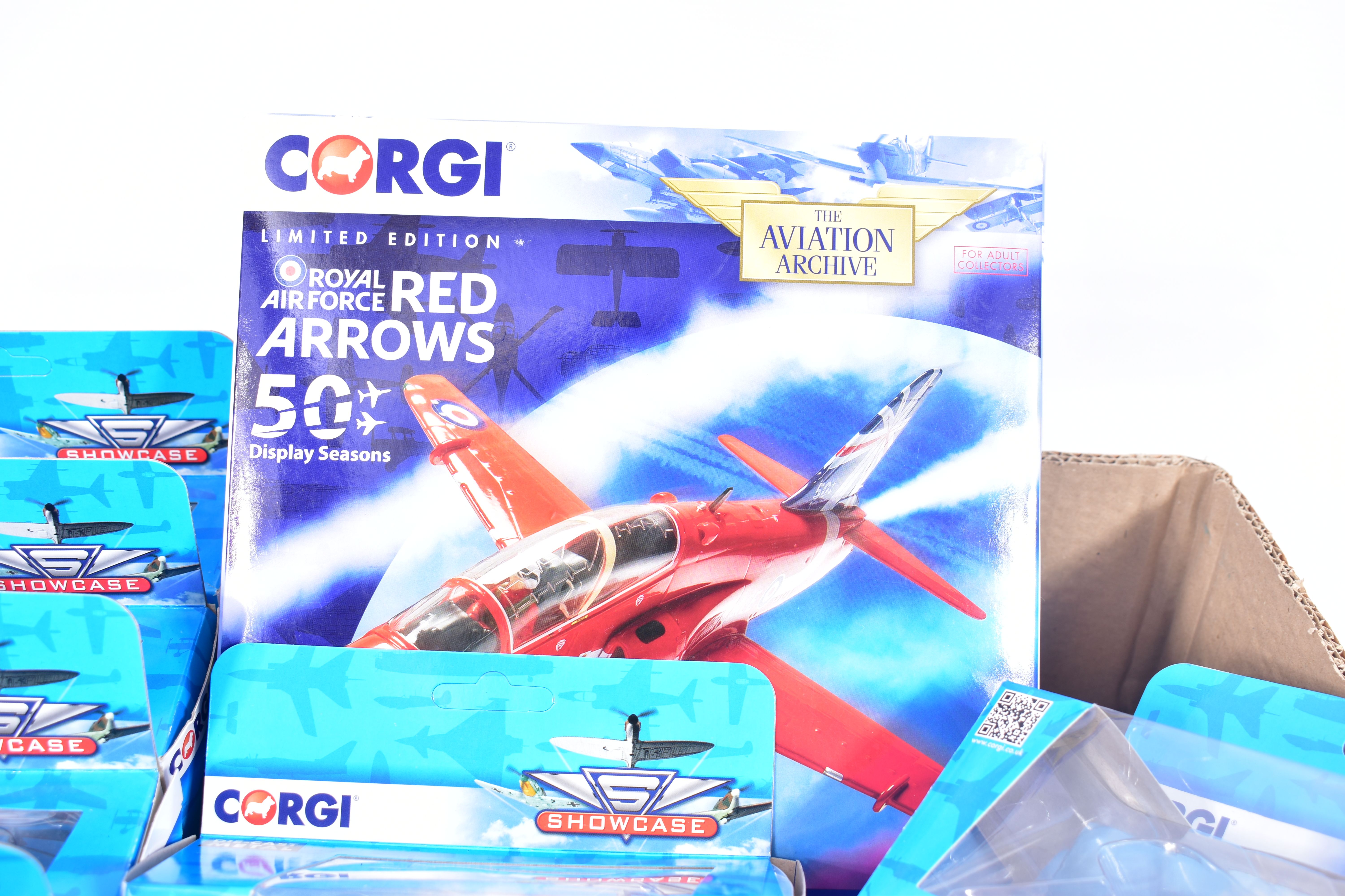 A QUANTITY OF ASSORTED MODERN DIECAST AND PLASTIC VEHICLES, to include boxed Corgi Aviation - Image 3 of 12