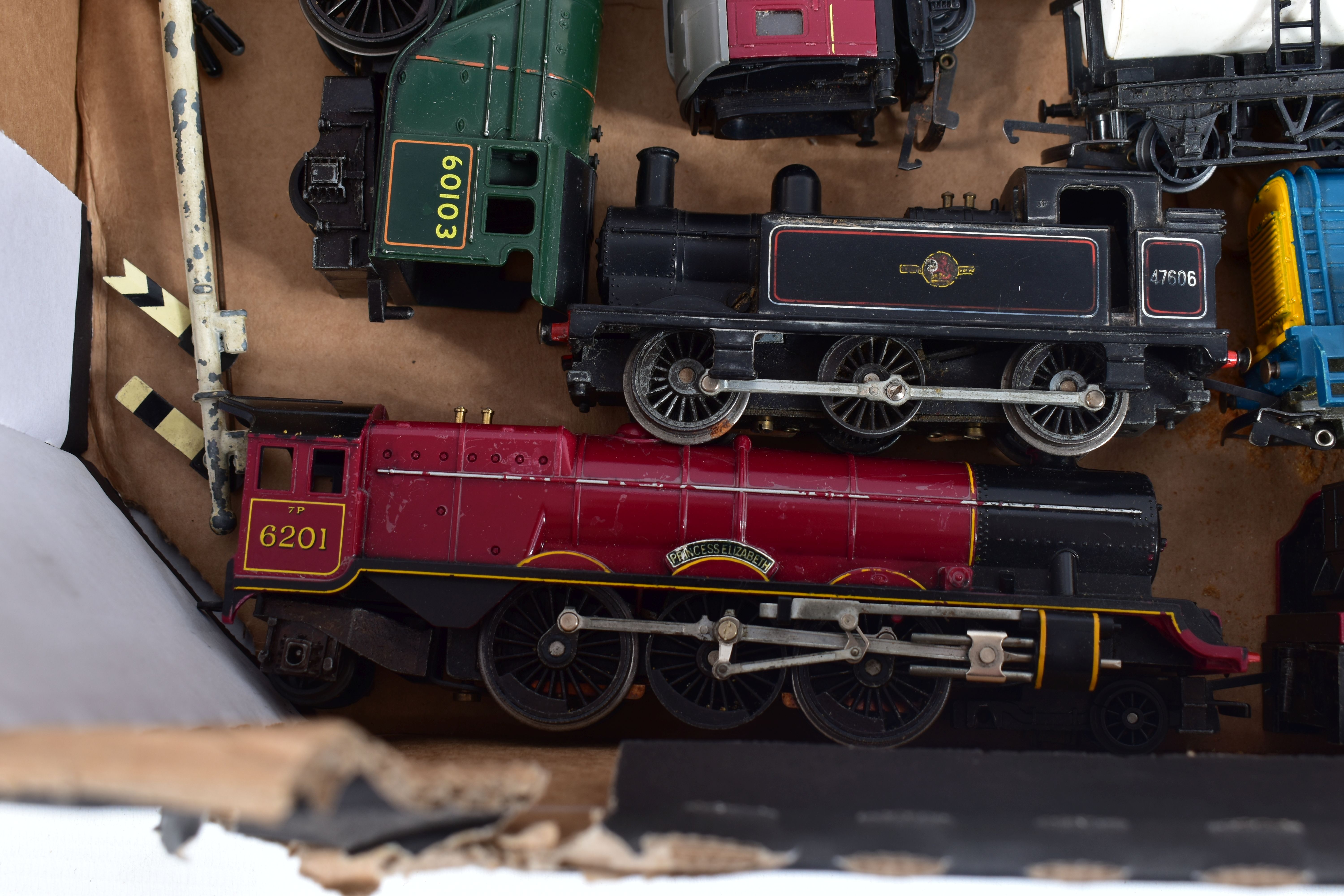 A QUANTITY OF UNBOXED AND ASSORTED MAINLY TRI-ANG AND HORNBY OO GAUGE MODEL RAILWAY ITEMS, to - Image 5 of 7
