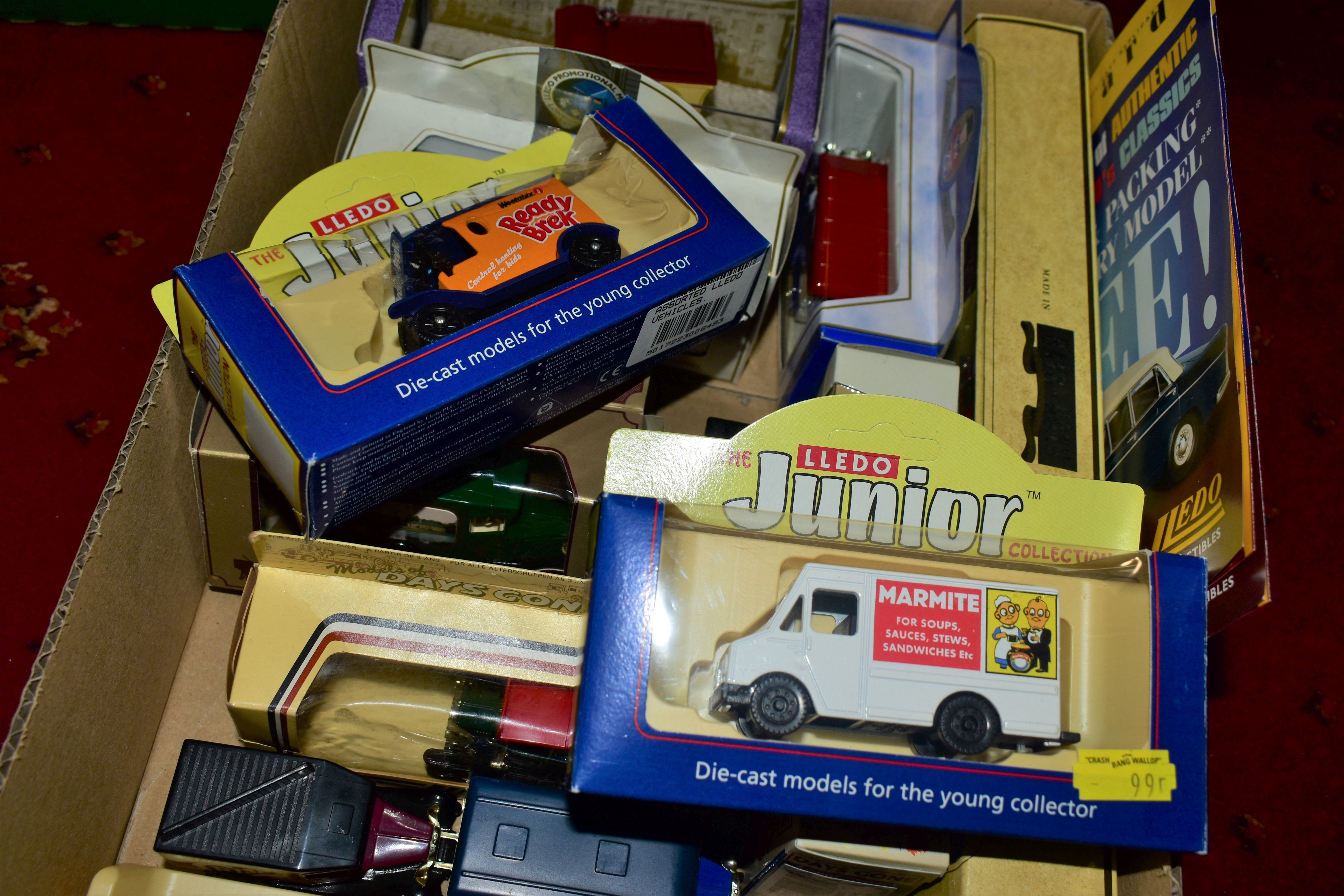 A QUANTITY OF MAINLY BOXED LLEDO AND OXFORD DIECAST VEHICLES, to include Lledo 'Days Gone', 'View - Image 6 of 8