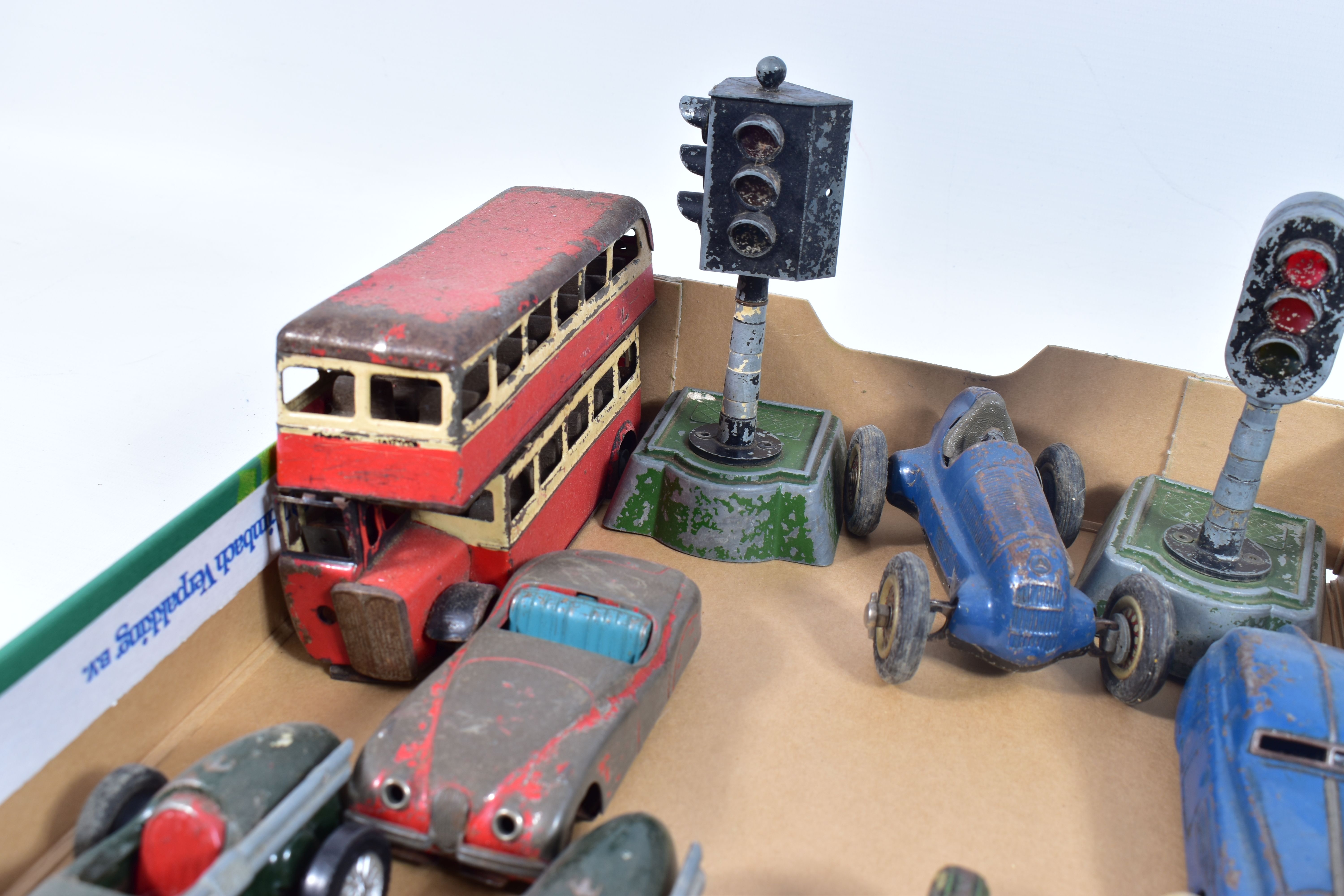 A QUANTITY OF UNBOXED AND ASSORTED PLAYWORN DIECAST & TINPLATE MODELS, to include Schuco Studio 1050 - Bild 5 aus 8