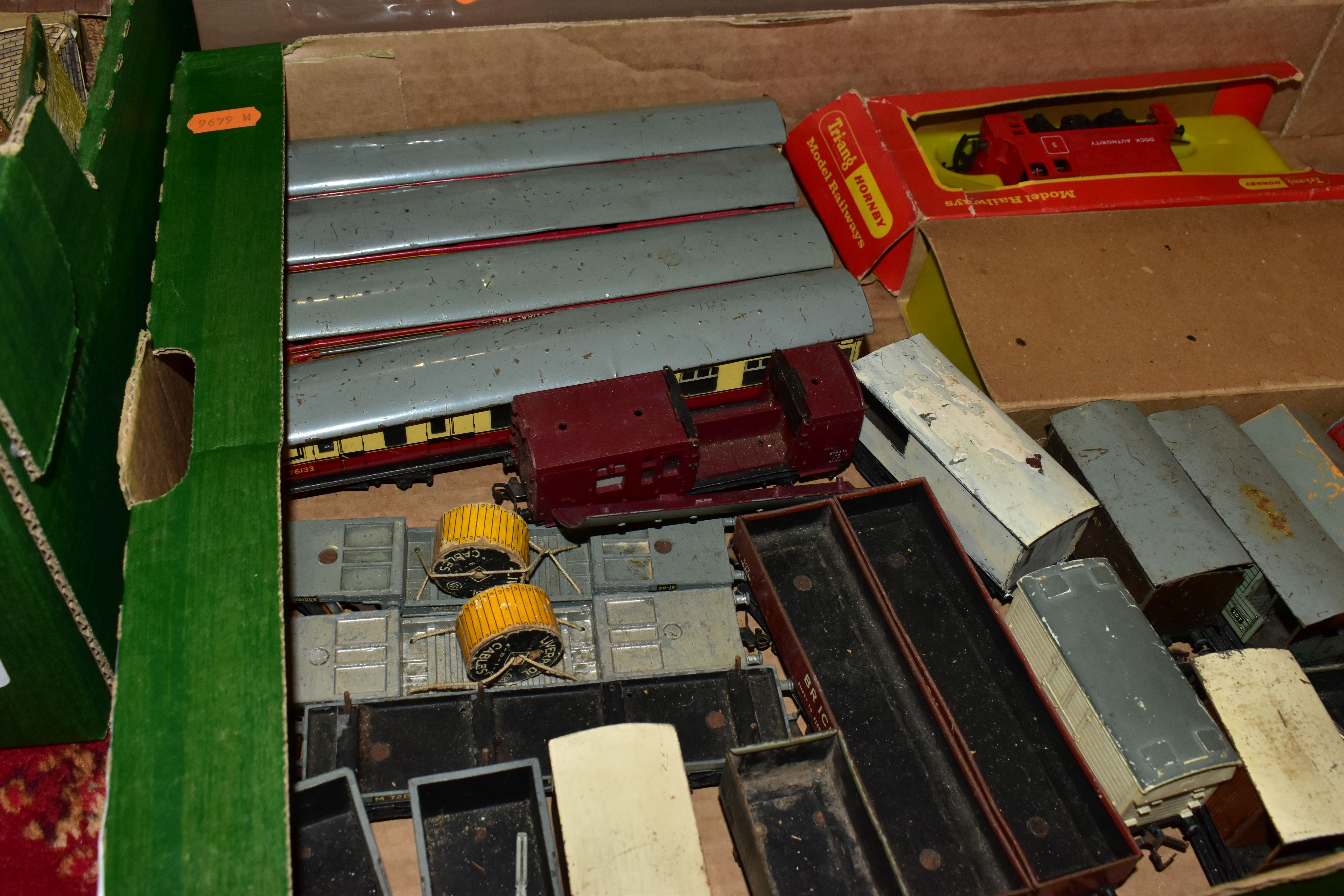 A QUANTITY OF MAINLY UNBOXED ASSORTED TRI-ANG RAILWAYS OO GAUGE LOCOMOTIVES, HORNBY DUBLO ROLLING - Image 5 of 7
