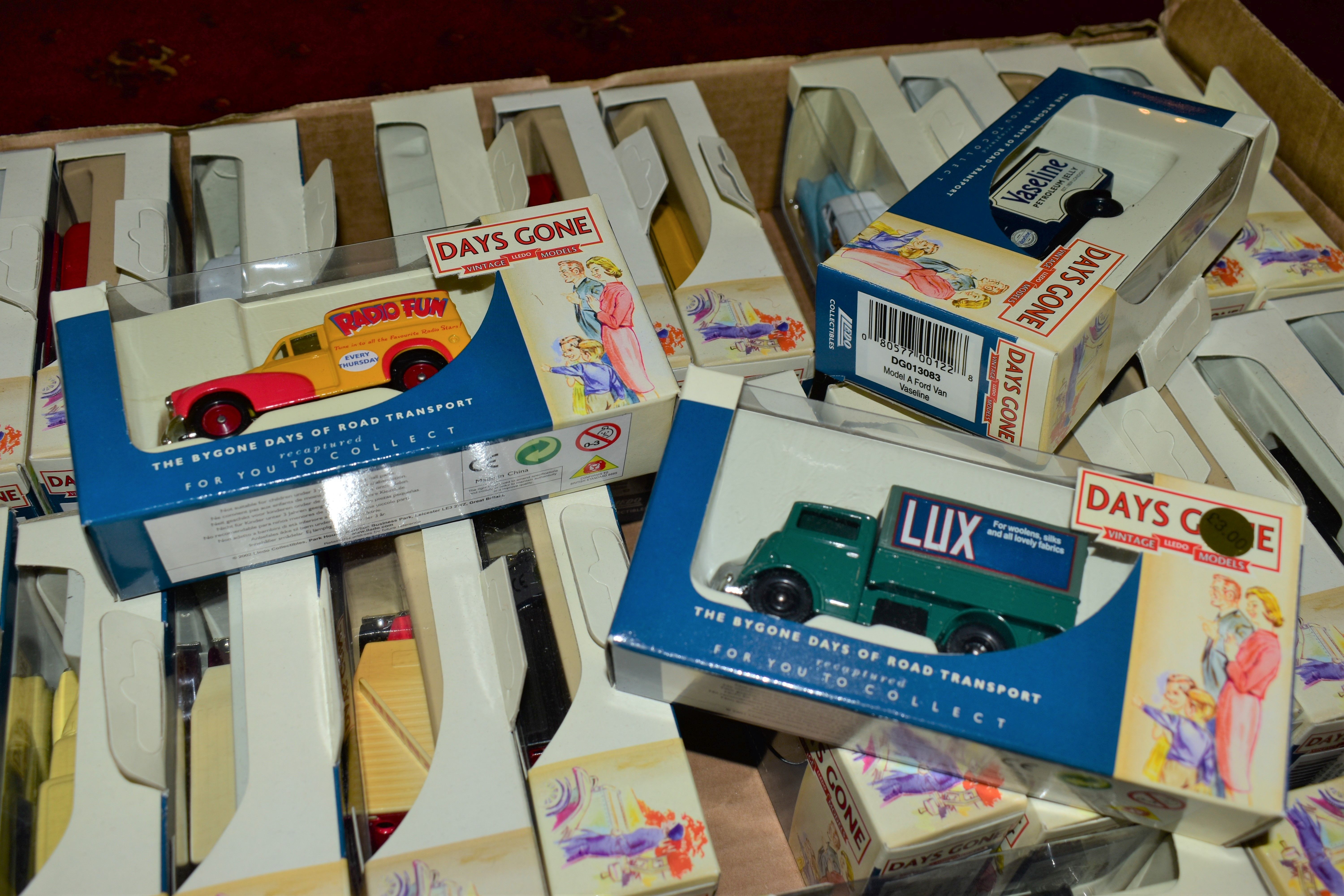 A QUANTITY OF MAINLY BOXED LLEDO AND OXFORD DIECAST VEHICLES, to include Lledo 'Days Gone', 'View - Image 7 of 8