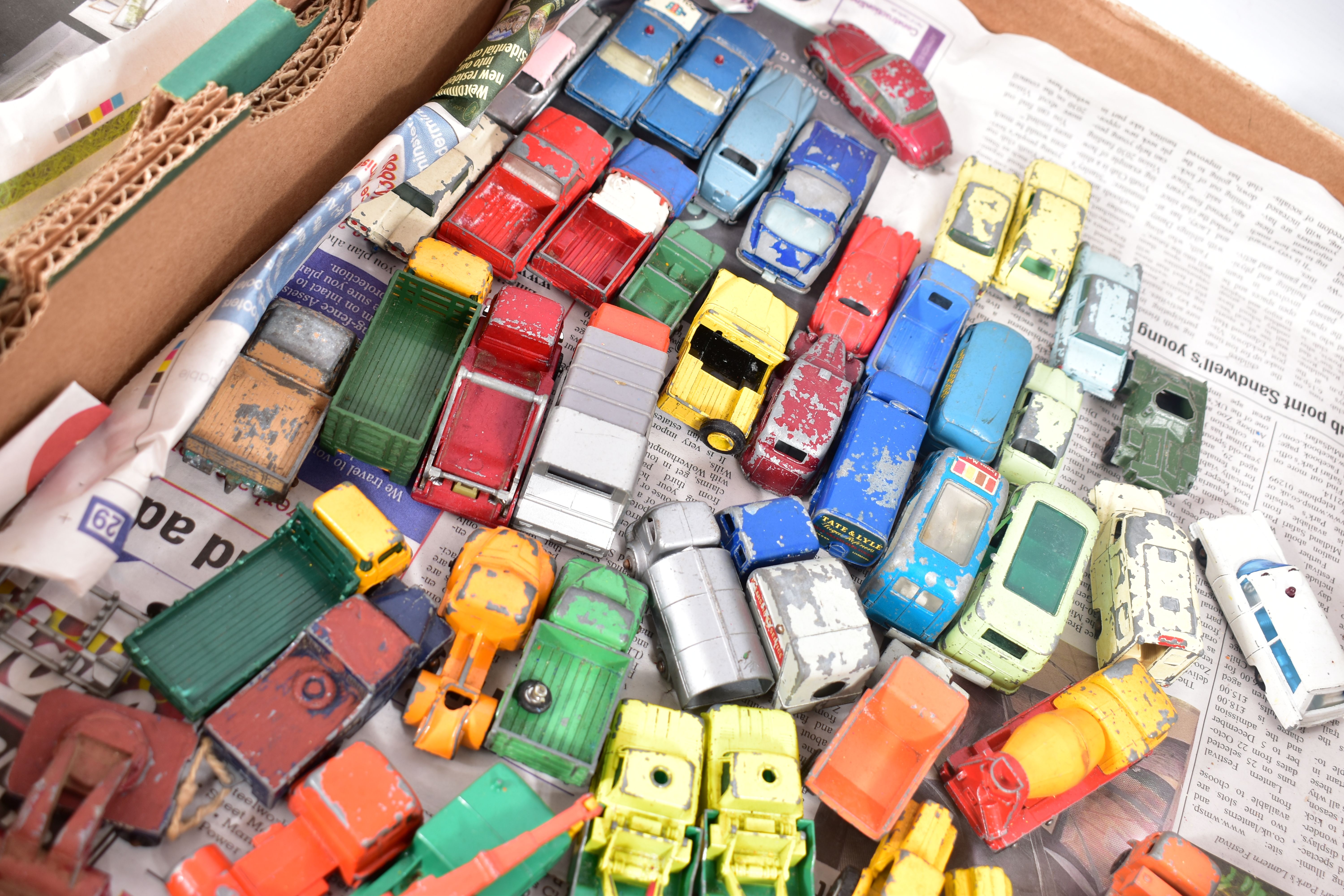 A QUANTITY OF UNBOXED AND ASSORTED PLAYWORN DIECAST VEHICLES, to include Matchbox Jaguar XK140, No. - Image 7 of 8