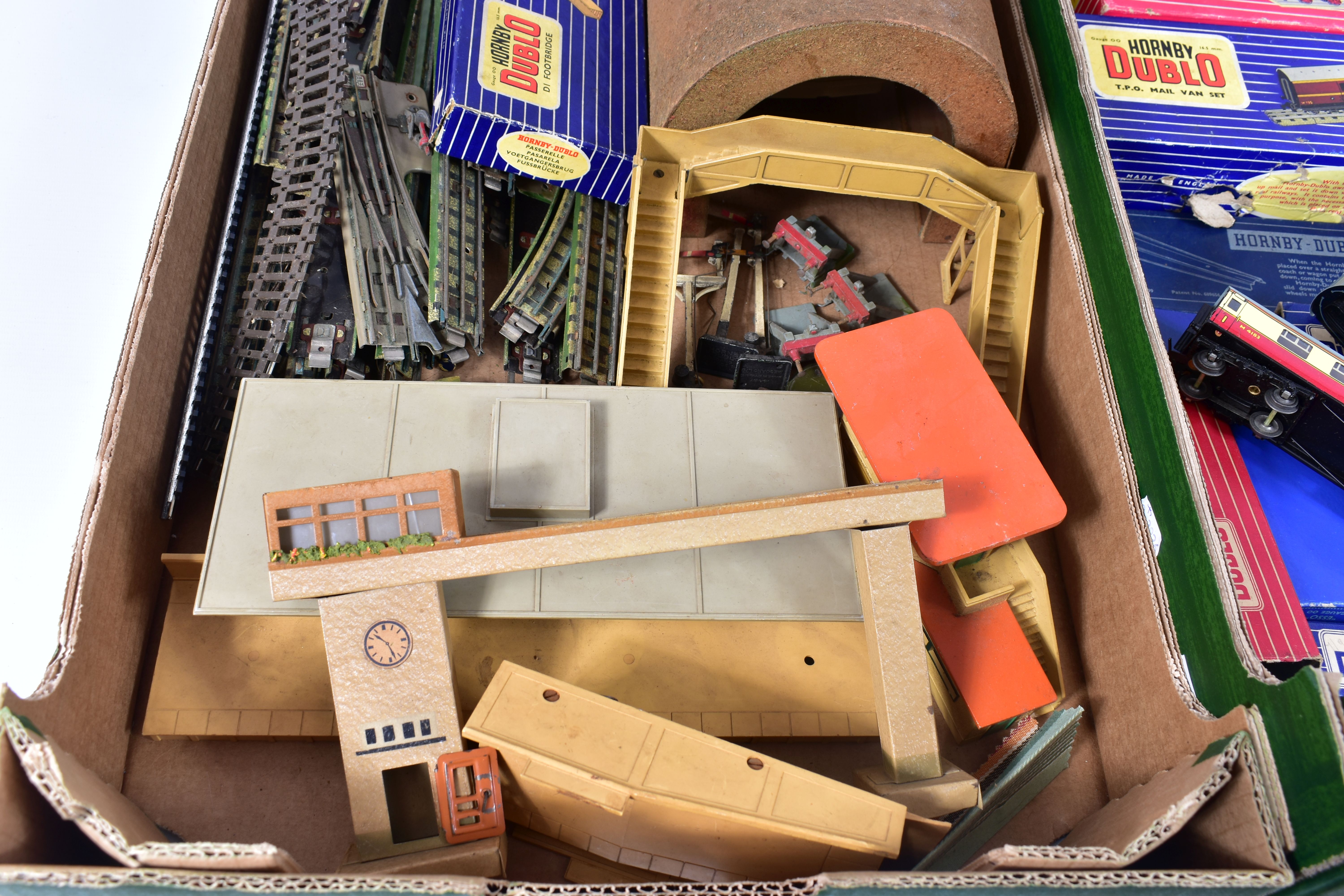 A QUANTITY OF BOXED AND UNBOXED MAINLY HORNBY DUBLO ROLLING STOCK AND ACCESSORIES ETC., to include - Image 3 of 7