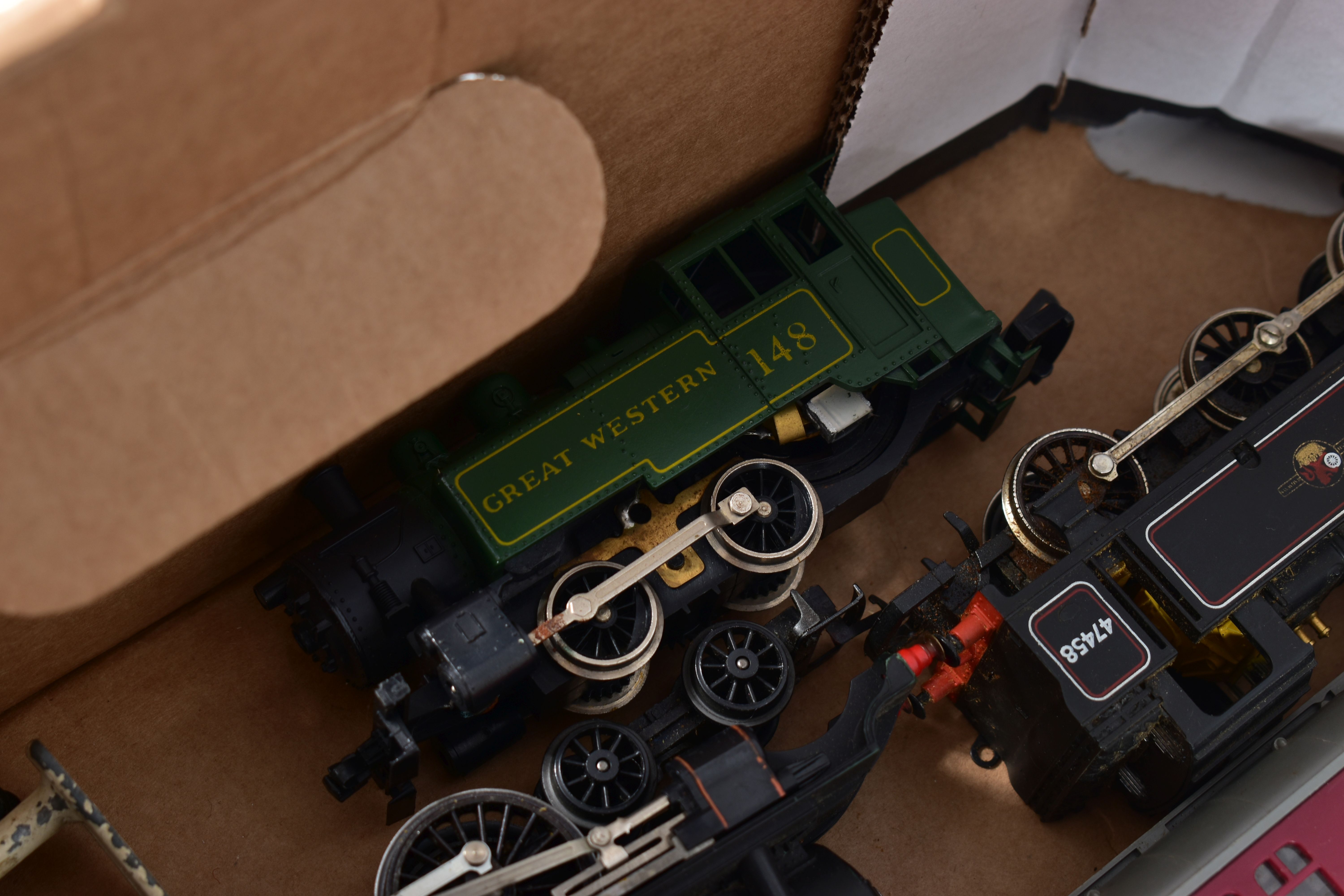 A QUANTITY OF UNBOXED AND ASSORTED MAINLY TRI-ANG AND HORNBY OO GAUGE MODEL RAILWAY ITEMS, to - Image 3 of 7