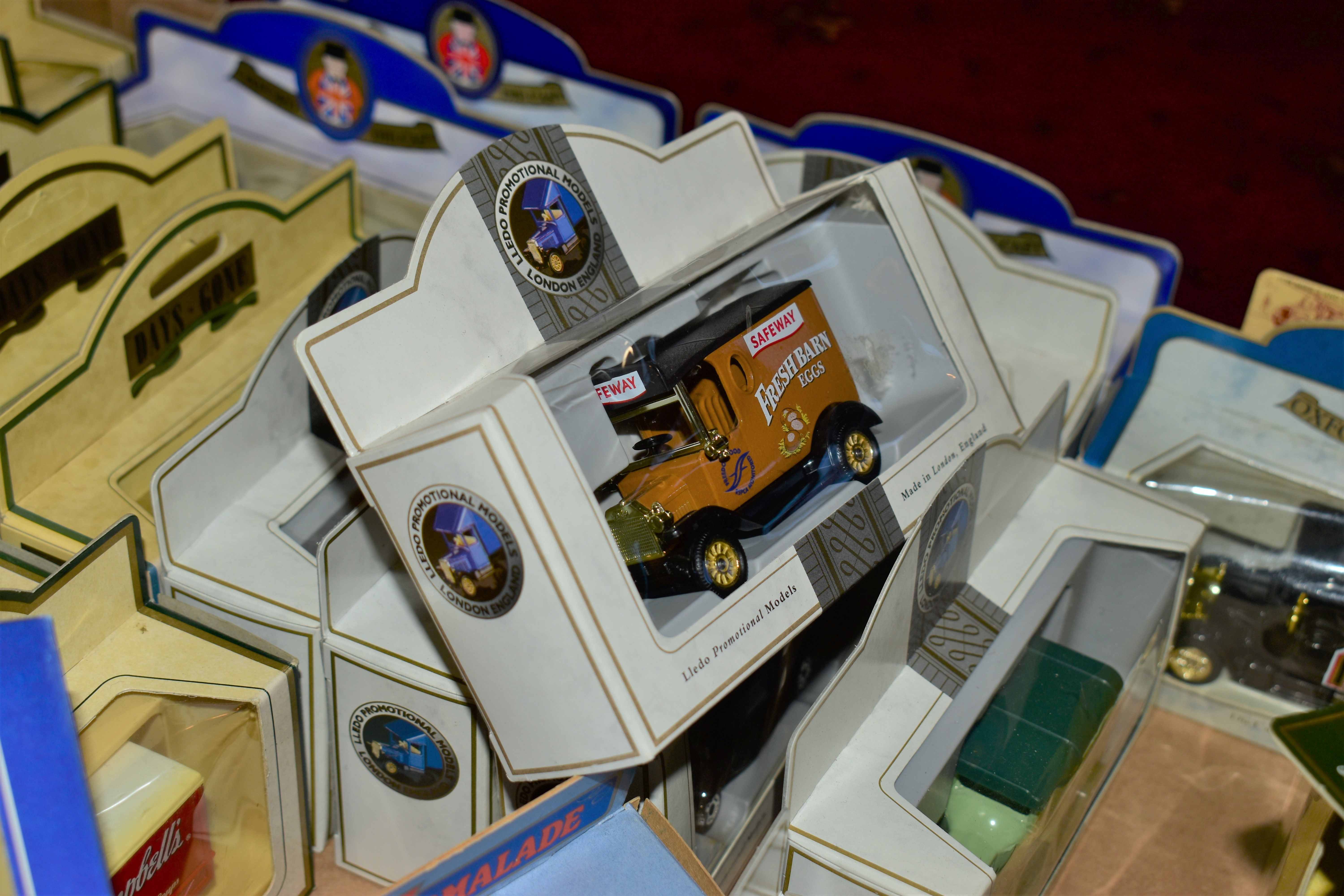 A QUANTITY OF MAINLY BOXED LLEDO AND OXFORD DIECAST VEHICLES, to include Lledo 'Days Gone', 'View - Image 4 of 8