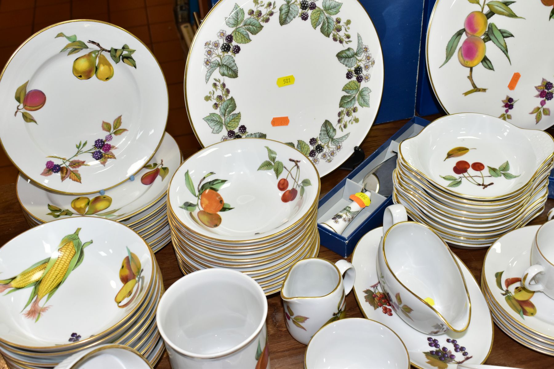 AN EIGHTY SIX PIECE ROYAL WORCESTER EVESHAM DINNER SERVICE ETC, comprising a boxed cake plate, a - Image 11 of 11