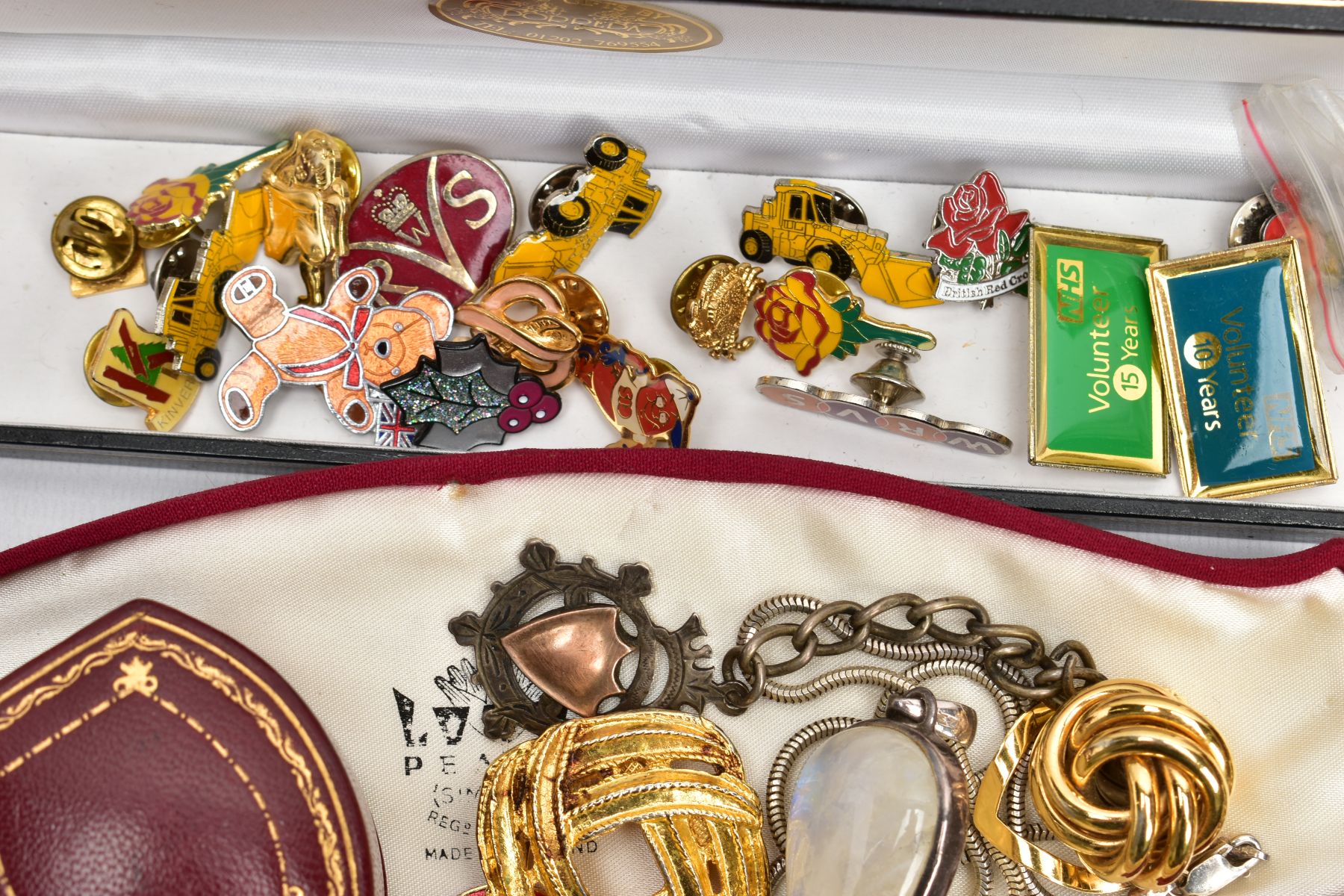 A BOX OF ASSORTED SILVER AND COSTUME JEWELLERY, to include a hinged silver bangle with floral - Image 7 of 7