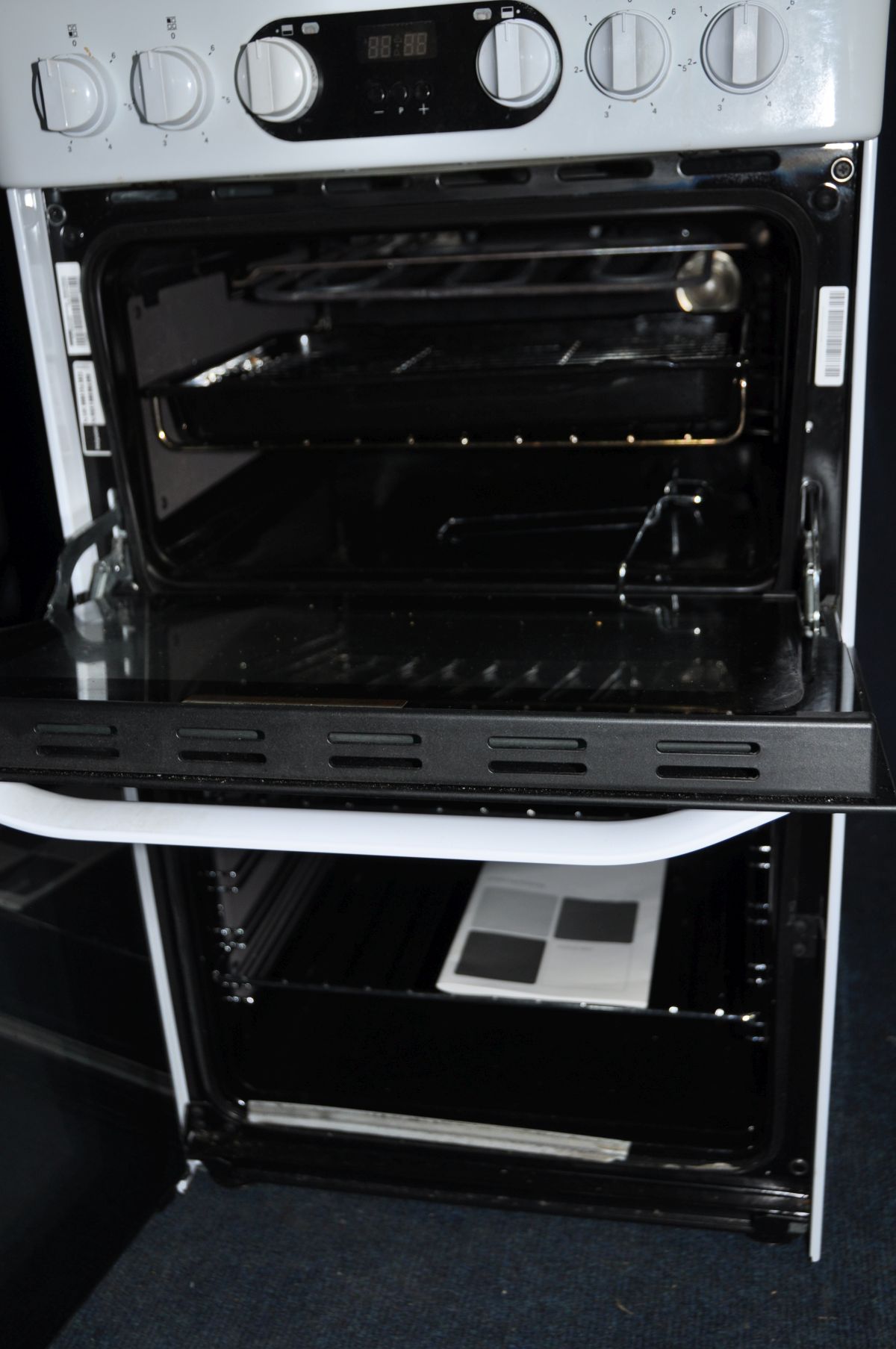 A HOTPOINT HD5V93CCW/UK ELECTRIC COOKER with ceramic four ring hob, grill and oven (condition:- very - Image 2 of 2
