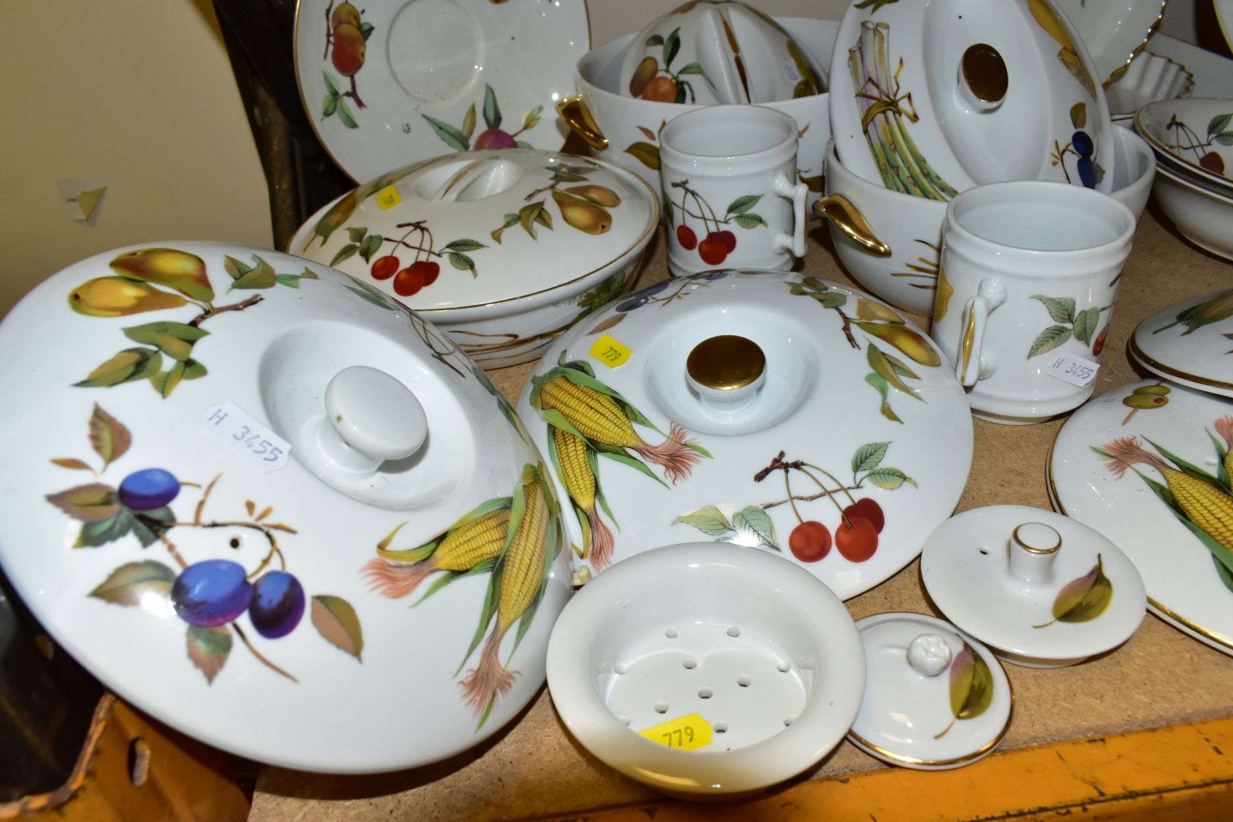 SEVENTY TWO PIECES OF ROYAL WORCESTER EVESHAM AND EVESHAM VALE DINNER WARES, comprising two flan - Image 8 of 10