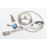 FIVE WHITE METAL ITEMS, to include a white metal floral detailed teaspoon, stamped 800, a small