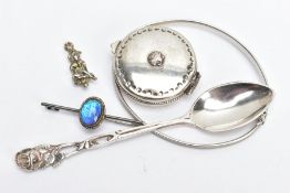 FIVE WHITE METAL ITEMS, to include a white metal floral detailed teaspoon, stamped 800, a small